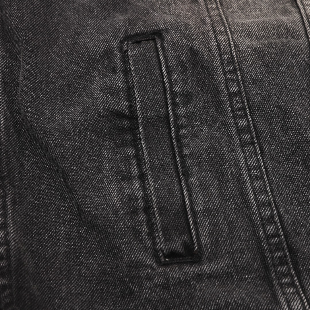 LOUISVUITTONLV刺绣口袋砂洗丹宁套装牛仔外套 原版16000购入，LV牛仔夹克采用430g重磅牛仔布料，重工炒盐洗水后版型透气舒适，洗水色泽媲美YB效果，明显刺绣工艺，logo低调奢华大方，原版开模珍珠纽扣，棋盘皮牌，口袋精致绣花，效果超好！搭配同款牛仔长裤，时尚感十足！男女同款 颜色:水洗黑 Size：46-52