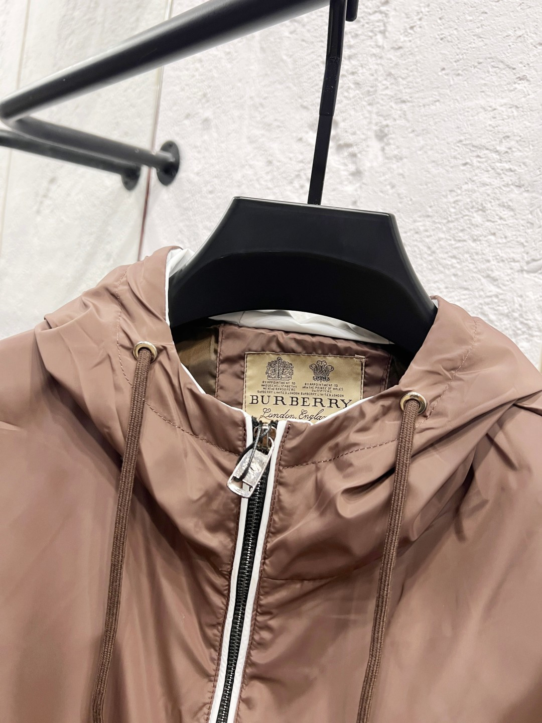 P240 巴宝利 官网同款，三标齐全，提前发售！25ss秋冬新款男士夹克外套， [强] 原单三标齐全高端版本！专柜定制面料 透气舒适度高，细节无可挑剔，品牌元素设计理念，体现高品质。手感细腻柔软！呈现休闲裁剪，上身版型超赞！男女同款 黑白两色 码数：M～3XL