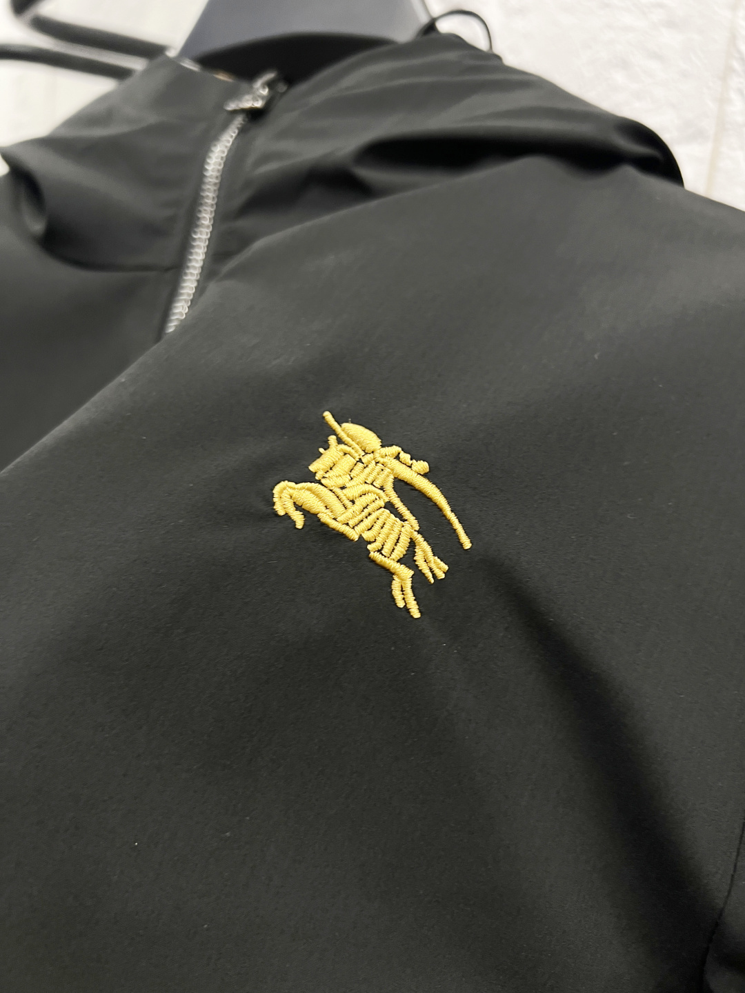 P240 巴宝利 官网同款，三标齐全，提前发售！25ss秋冬新款男士夹克外套， [强] 原单三标齐全高端版本！专柜定制面料 透气舒适度高，细节无可挑剔，品牌元素设计理念，体现高品质。手感细腻柔软！呈现休闲裁剪，上身版型超赞！男女同款 黑白两色 码数：M～3XL