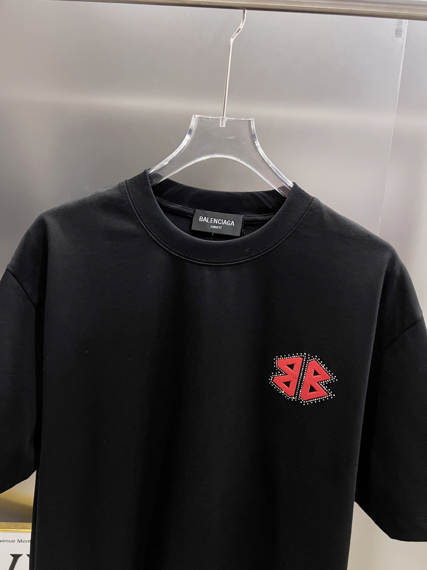 P80 BAL 巴黎世家 2025秋冬新款 短袖T恤 经典logo印花+烫钻工艺 男女同款宽松版 S M L XL XXL 五个码 颜色：黑色 白色 安哥拉红