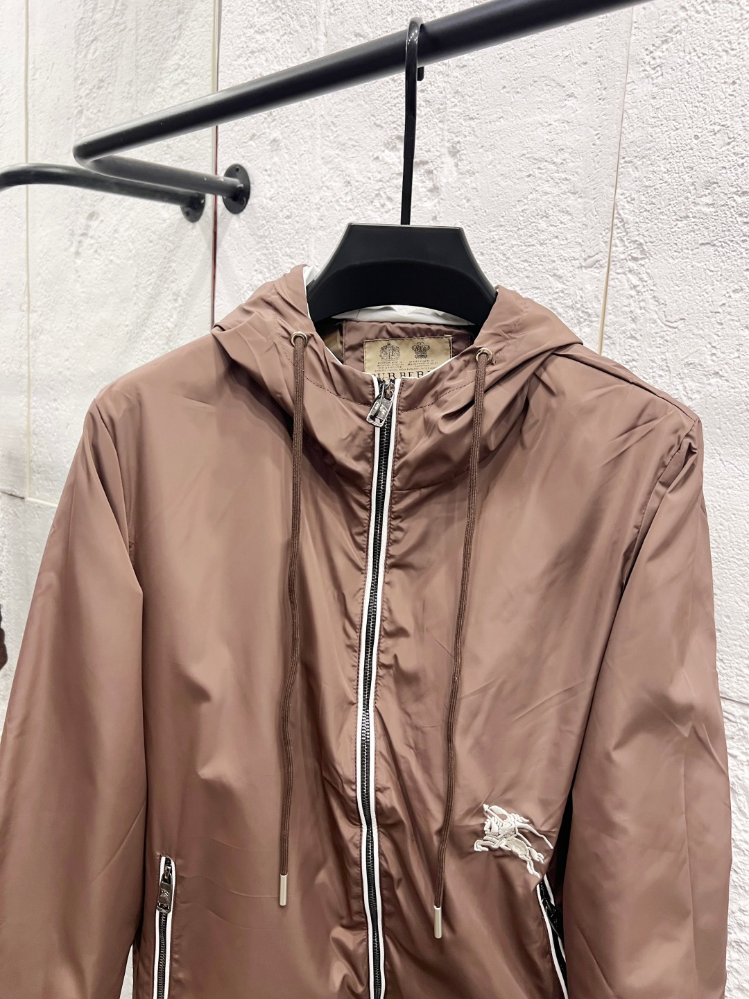 P240 巴宝利 官网同款，三标齐全，提前发售！25ss秋冬新款男士夹克外套， [强] 原单三标齐全高端版本！专柜定制面料 透气舒适度高，细节无可挑剔，品牌元素设计理念，体现高品质。手感细腻柔软！呈现休闲裁剪，上身版型超赞！男女同款 黑白两色 码数：M～3XL