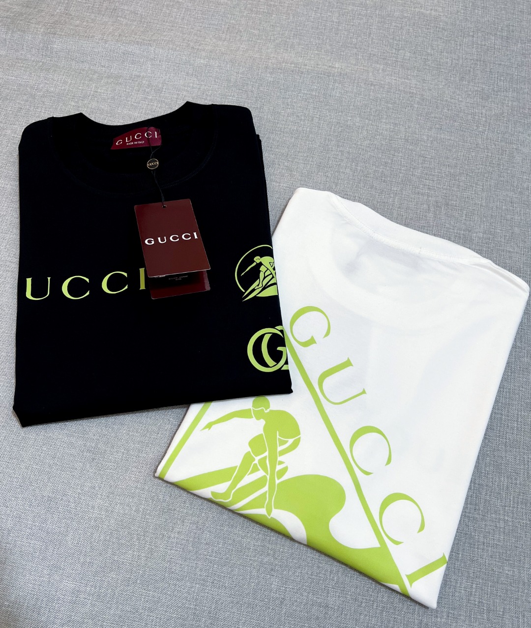 P75 Gucci古驰官网得物同步在售；2026ss logo字母印花圆领短袖T恤，严控logo标识大小，间距对色与原版一致；芥末绿logo注重调色对版；甄选240g双纱纯棉面料，柔软透气，出厂预做防缩水工艺，穿着多次清洗不易变形，高规格三针走线注重品质，领口包边坐骨；细节到位；款式百搭好看，夏季不错的选择；颜色：黑色，白色，尺码XS-L（最大可穿200斤）