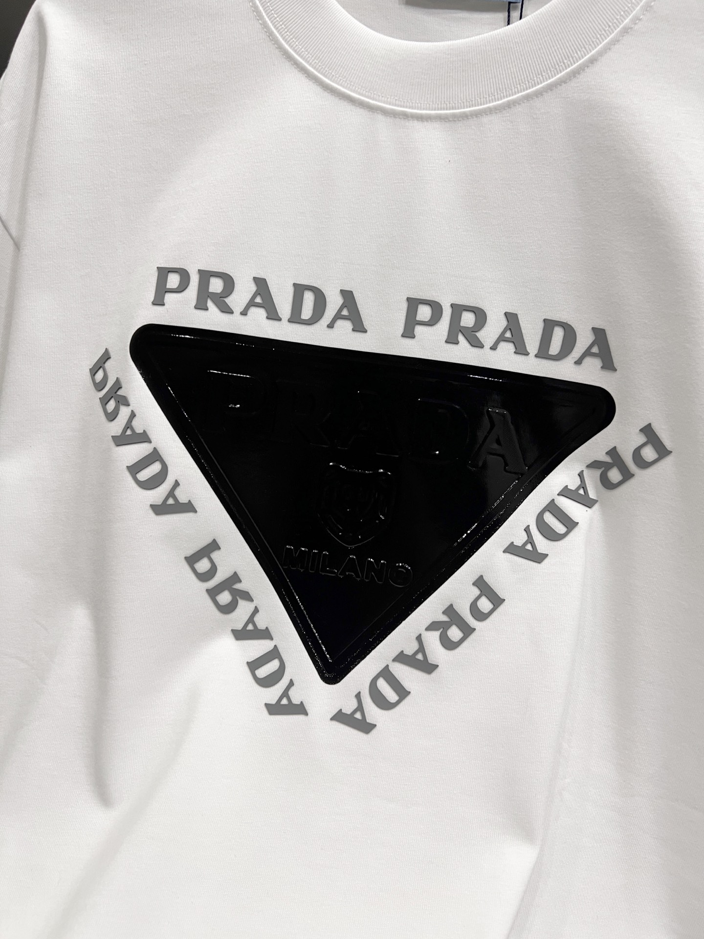 P80 普拉*达 prad* 2025秋冬新款 短袖T恤 个性经典立体字母亮面印花工艺 高端版本！专柜定制面料 透气舒适度高，男女同款宽松版 S M L XL XXL 五个码 黑色 白色