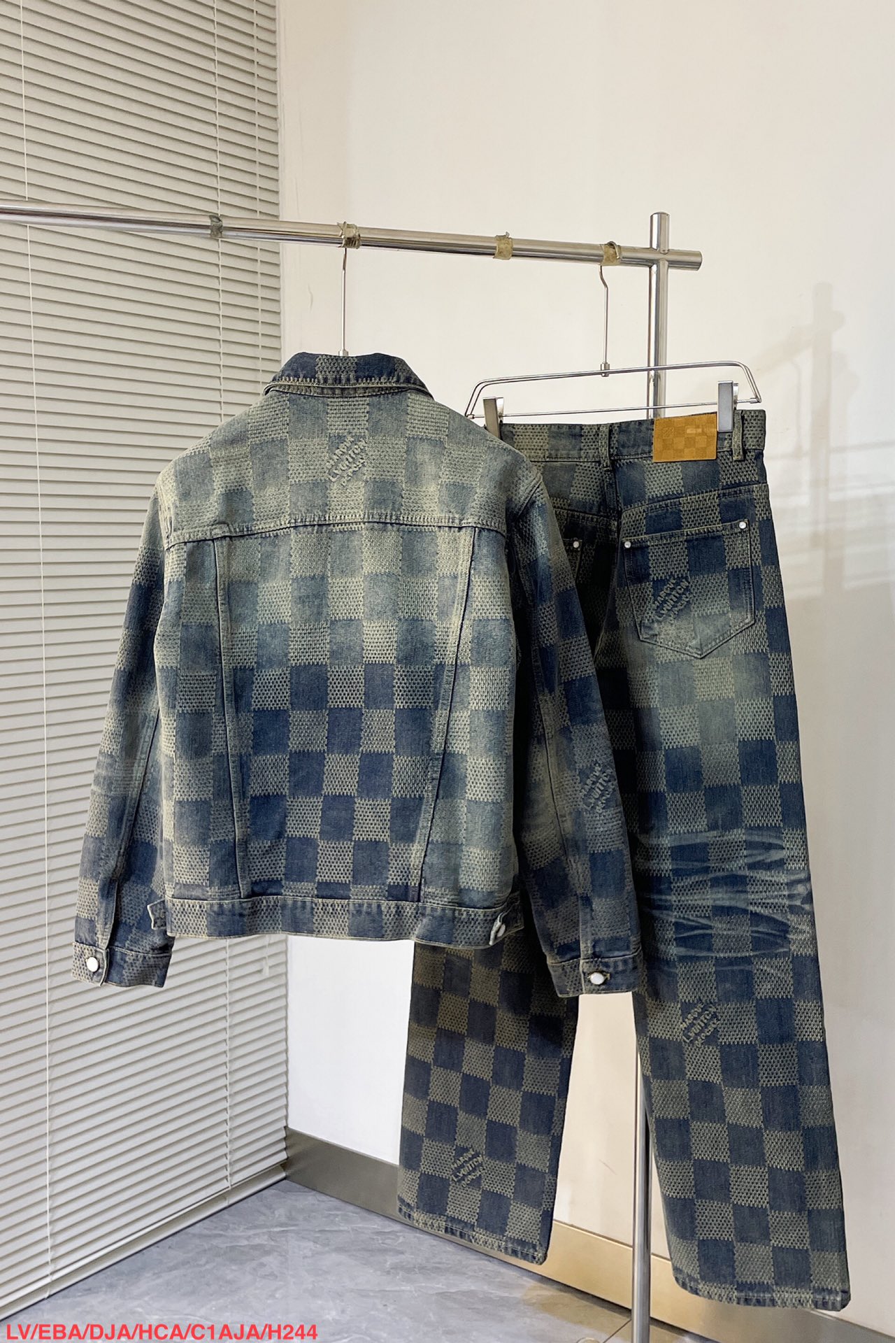 上衣 裤子 H244 LVV、25FW 棋盘格怀旧牛仔 原24,400购入，这款经典牛仔以标志性的3D Damier为特色，其纹理提花和&ldquo;Marque L.Vuitton d&eacute;pos&eacute;e&rdquo;标志融为一体。这款最新版本采用水洗牛仔面料制成，面料采用定织粗斜纹布丹宁牛仔布，定染对色靛蓝效果做3D方格提花工艺。通过色织提花工艺，在织布过程中直接织入各种花纹和图案，使得牛仔布表面呈现出更加丰富的纹理和视觉效果。面料通过砂洗工艺和特殊的染色技术，洗涤后牛仔布的自然磨损和褪色效果，呈现出做旧的效果，使其看起来更加复古和具有历史感。对花对位贴袋设计，门槛采用新款珍珠扣做开合，珍珠面刻字清晰细腻、环保电镀，真皮吊钩搭配古铜链条，全套开模定制五金配件，三标辅料配备齐全。翻领设计和系扣袖口凝聚当季丹迪风采，修身直筒版型剪裁，与同款搭配相宜，独家首发出货。 尺码：S-XL 三标齐全 可拆卖