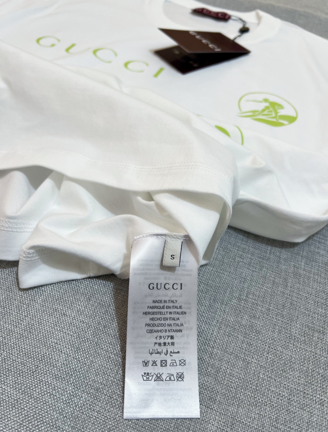 P75 Gucci古驰官网得物同步在售；2026ss logo字母印花圆领短袖T恤，严控logo标识大小，间距对色与原版一致；芥末绿logo注重调色对版；甄选240g双纱纯棉面料，柔软透气，出厂预做防缩水工艺，穿着多次清洗不易变形，高规格三针走线注重品质，领口包边坐骨；细节到位；款式百搭好看，夏季不错的选择；颜色：黑色，白色，尺码XS-L（最大可穿200斤）