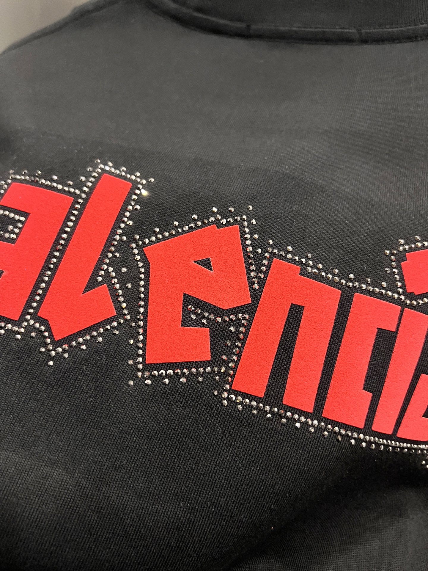 P80 BAL 巴黎世家 2025秋冬新款 短袖T恤 经典logo印花+烫钻工艺 男女同款宽松版 S M L XL XXL 五个码 颜色：黑色 白色 安哥拉红