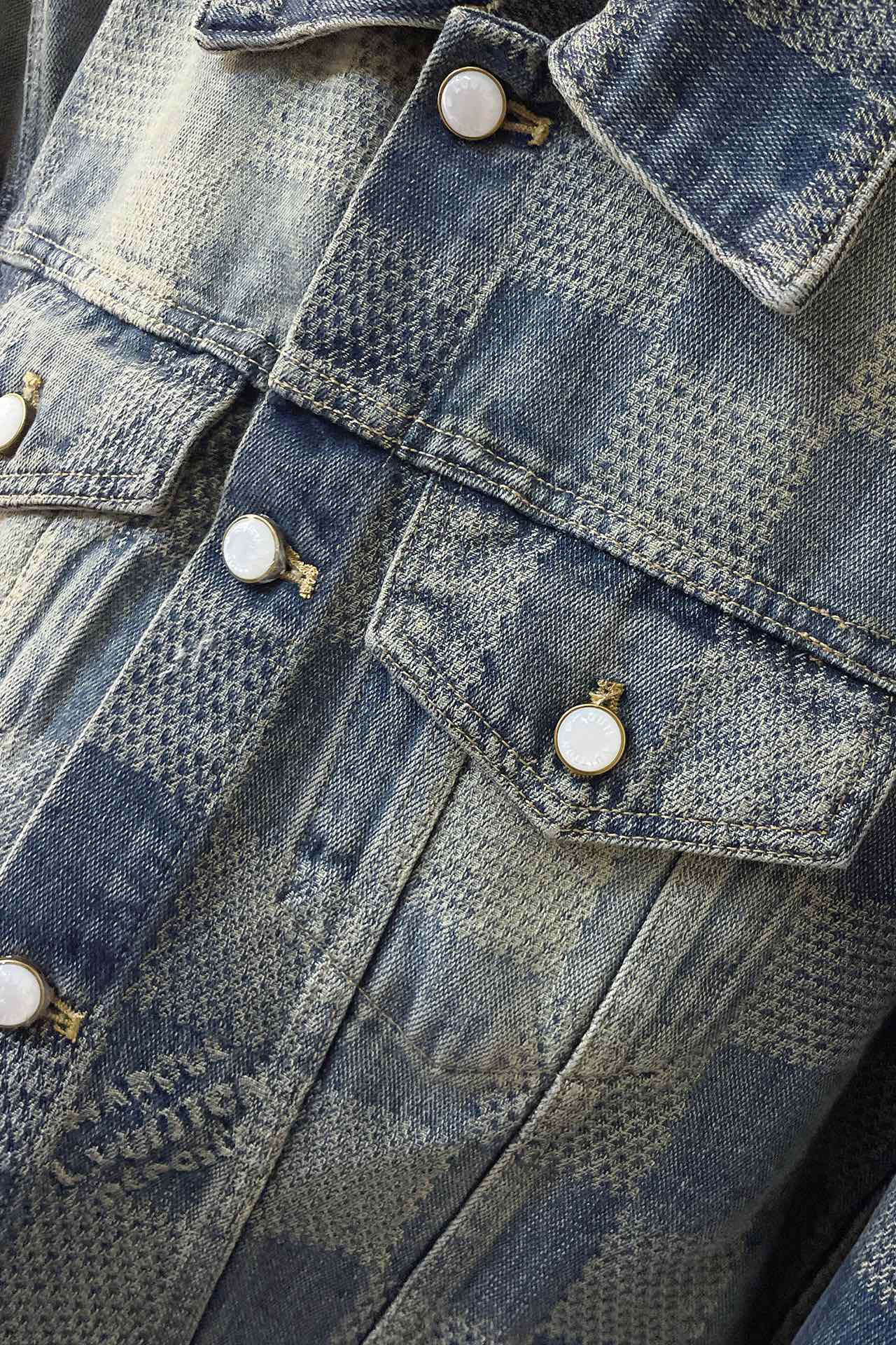 上衣 裤子 H244 LVV、25FW 棋盘格怀旧牛仔 原24,400购入，这款经典牛仔以标志性的3D Damier为特色，其纹理提花和&ldquo;Marque L.Vuitton d&eacute;pos&eacute;e&rdquo;标志融为一体。这款最新版本采用水洗牛仔面料制成，面料采用定织粗斜纹布丹宁牛仔布，定染对色靛蓝效果做3D方格提花工艺。通过色织提花工艺，在织布过程中直接织入各种花纹和图案，使得牛仔布表面呈现出更加丰富的纹理和视觉效果。面料通过砂洗工艺和特殊的染色技术，洗涤后牛仔布的自然磨损和褪色效果，呈现出做旧的效果，使其看起来更加复古和具有历史感。对花对位贴袋设计，门槛采用新款珍珠扣做开合，珍珠面刻字清晰细腻、环保电镀，真皮吊钩搭配古铜链条，全套开模定制五金配件，三标辅料配备齐全。翻领设计和系扣袖口凝聚当季丹迪风采，修身直筒版型剪裁，与同款搭配相宜，独家首发出货。 尺码：S-XL 三标齐全 可拆卖