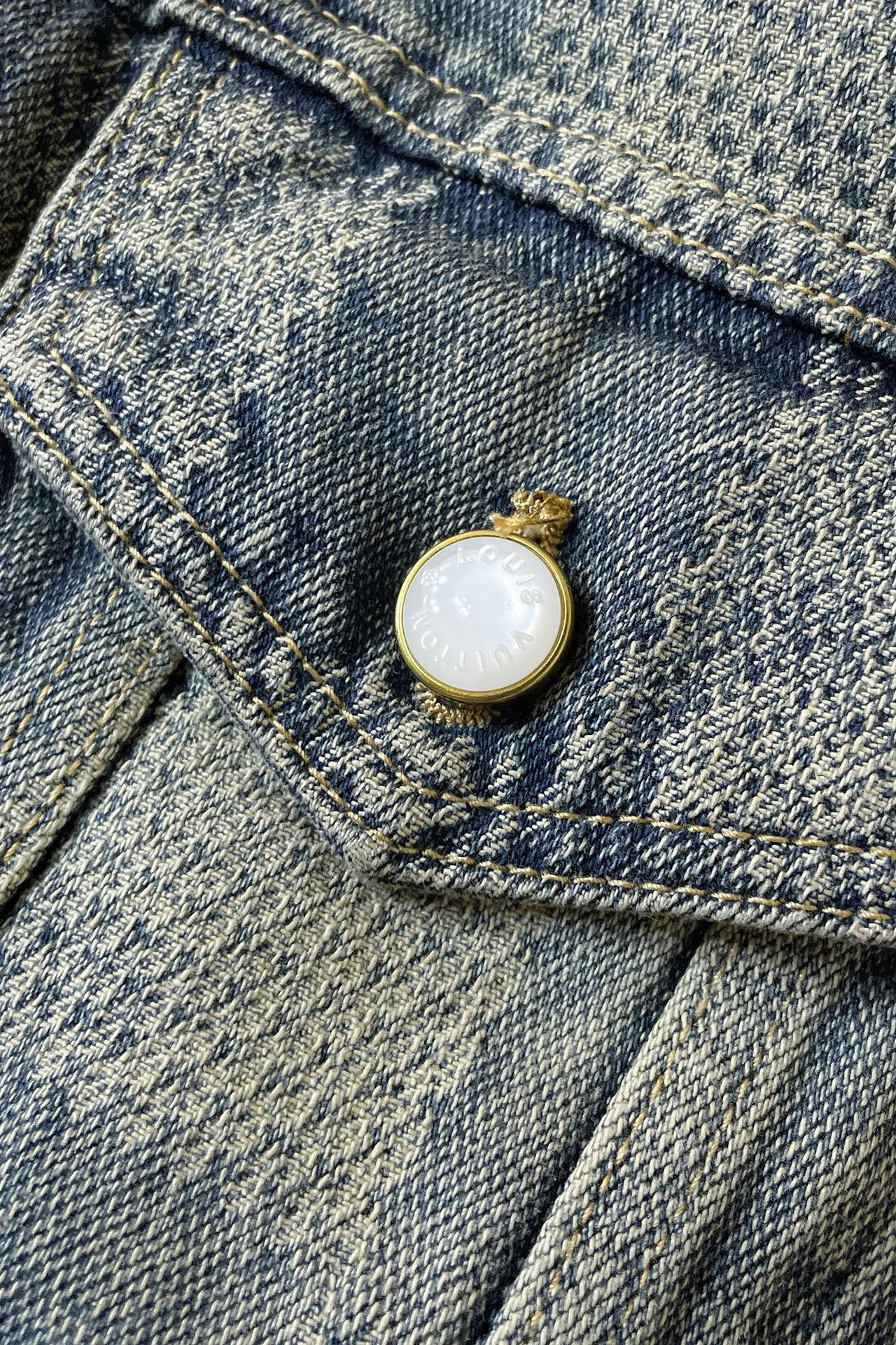 上衣 裤子 H244 LVV、25FW 棋盘格怀旧牛仔 原24,400购入，这款经典牛仔以标志性的3D Damier为特色，其纹理提花和&ldquo;Marque L.Vuitton d&eacute;pos&eacute;e&rdquo;标志融为一体。这款最新版本采用水洗牛仔面料制成，面料采用定织粗斜纹布丹宁牛仔布，定染对色靛蓝效果做3D方格提花工艺。通过色织提花工艺，在织布过程中直接织入各种花纹和图案，使得牛仔布表面呈现出更加丰富的纹理和视觉效果。面料通过砂洗工艺和特殊的染色技术，洗涤后牛仔布的自然磨损和褪色效果，呈现出做旧的效果，使其看起来更加复古和具有历史感。对花对位贴袋设计，门槛采用新款珍珠扣做开合，珍珠面刻字清晰细腻、环保电镀，真皮吊钩搭配古铜链条，全套开模定制五金配件，三标辅料配备齐全。翻领设计和系扣袖口凝聚当季丹迪风采，修身直筒版型剪裁，与同款搭配相宜，独家首发出货。 尺码：S-XL 三标齐全 可拆卖