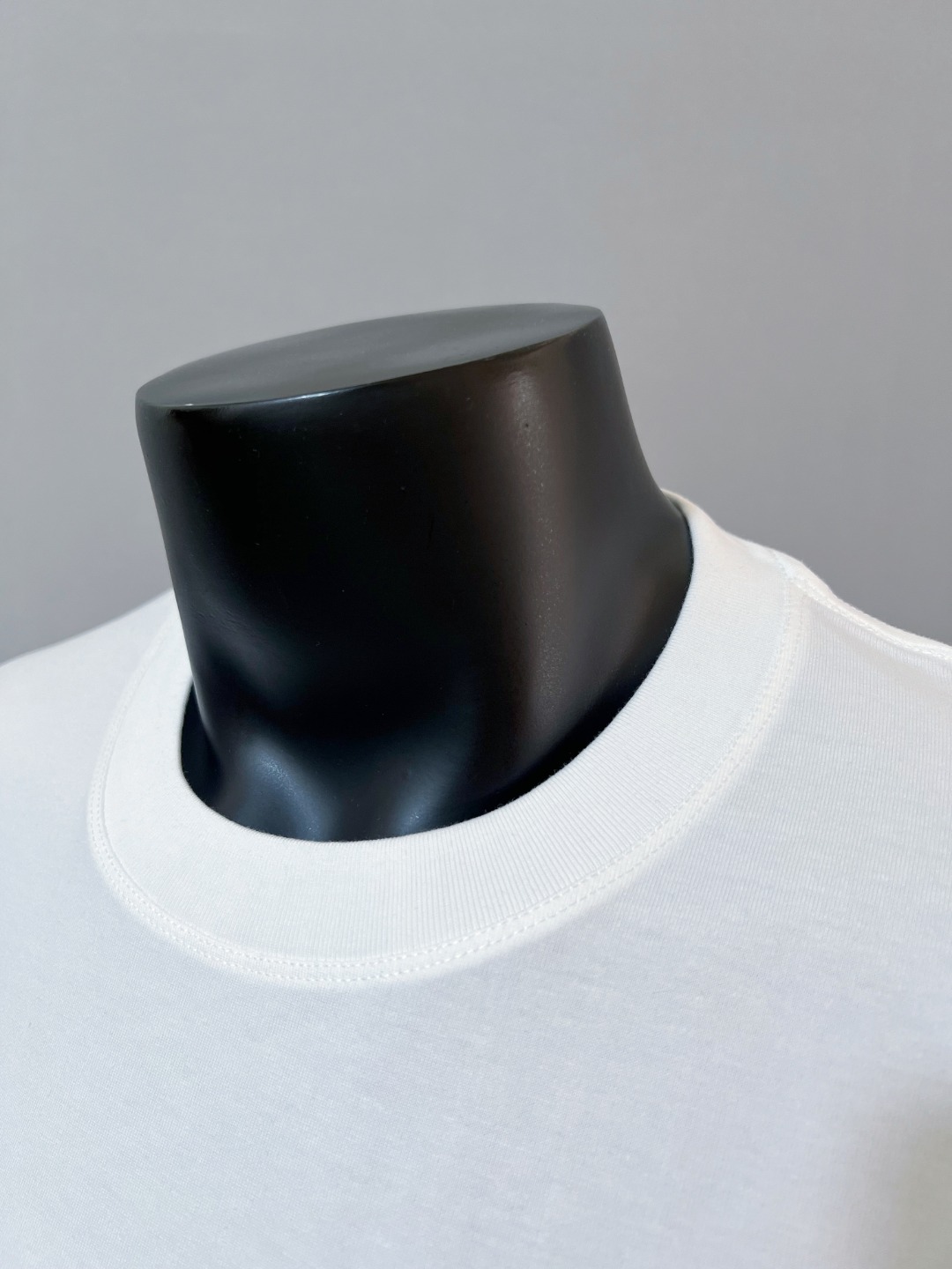 P75 Gucci古驰官网得物同步在售；2026ss logo字母印花圆领短袖T恤，严控logo标识大小，间距对色与原版一致；芥末绿logo注重调色对版；甄选240g双纱纯棉面料，柔软透气，出厂预做防缩水工艺，穿着多次清洗不易变形，高规格三针走线注重品质，领口包边坐骨；细节到位；款式百搭好看，夏季不错的选择；颜色：黑色，白色，尺码XS-L（最大可穿200斤）