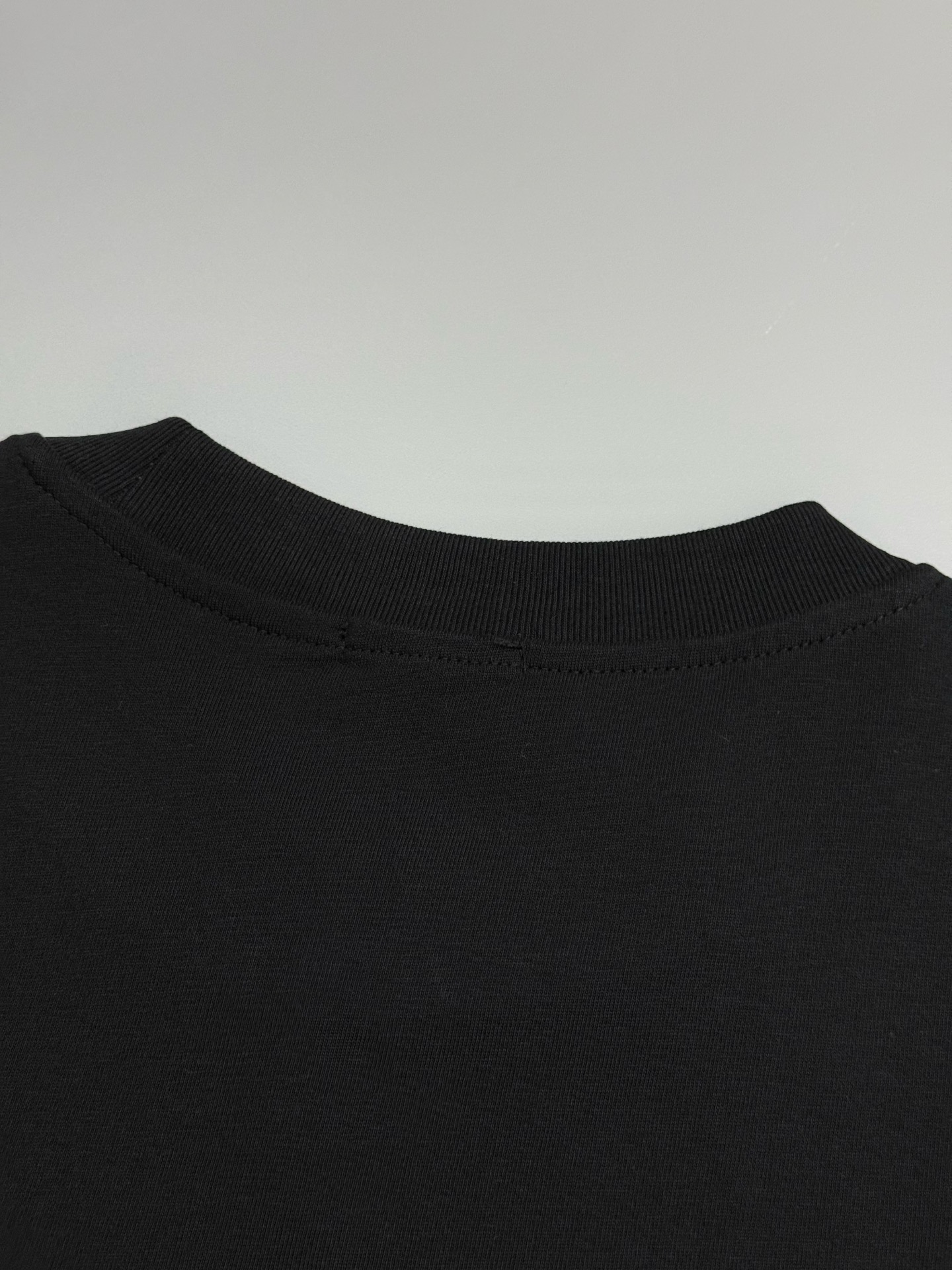 🔥P80 [高版本] BURBERRY/巴宝莉 圆领短袖T恤 胸前战马十字绣绣花工艺，装饰十字绣工艺打造的品牌徽标，融入格纹马术骑士徽标设计。面料洗水32支280g纯棉精梳面料 时尚个性 百搭潮流 吊牌 领标 水洗麦 三标齐全 男女同款 颜色: 黑色.白色. 尺码：S一XL