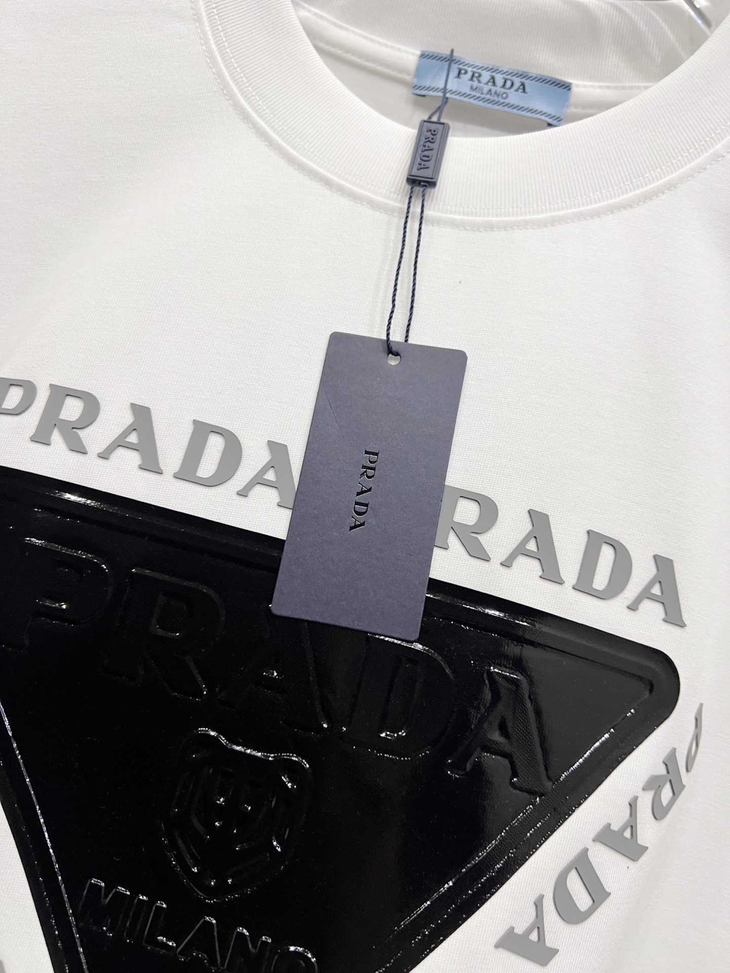 P80 普拉*达 prad* 2025秋冬新款 短袖T恤 个性经典立体字母亮面印花工艺 高端版本！专柜定制面料 透气舒适度高，男女同款宽松版 S M L XL XXL 五个码 黑色 白色