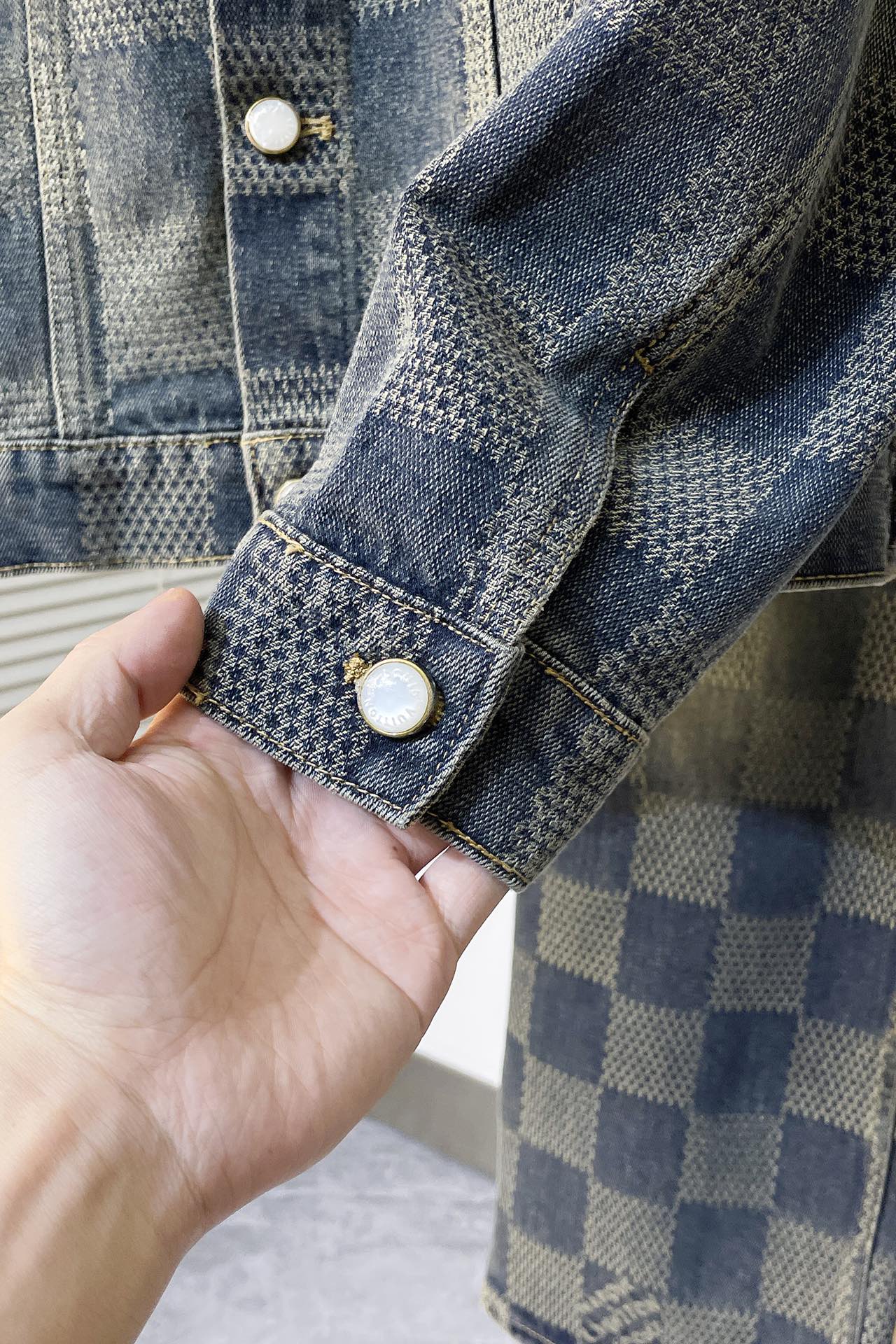 上衣 裤子 H244 LVV、25FW 棋盘格怀旧牛仔 原24,400购入，这款经典牛仔以标志性的3D Damier为特色，其纹理提花和&ldquo;Marque L.Vuitton d&eacute;pos&eacute;e&rdquo;标志融为一体。这款最新版本采用水洗牛仔面料制成，面料采用定织粗斜纹布丹宁牛仔布，定染对色靛蓝效果做3D方格提花工艺。通过色织提花工艺，在织布过程中直接织入各种花纹和图案，使得牛仔布表面呈现出更加丰富的纹理和视觉效果。面料通过砂洗工艺和特殊的染色技术，洗涤后牛仔布的自然磨损和褪色效果，呈现出做旧的效果，使其看起来更加复古和具有历史感。对花对位贴袋设计，门槛采用新款珍珠扣做开合，珍珠面刻字清晰细腻、环保电镀，真皮吊钩搭配古铜链条，全套开模定制五金配件，三标辅料配备齐全。翻领设计和系扣袖口凝聚当季丹迪风采，修身直筒版型剪裁，与同款搭配相宜，独家首发出货。 尺码：S-XL 三标齐全 可拆卖