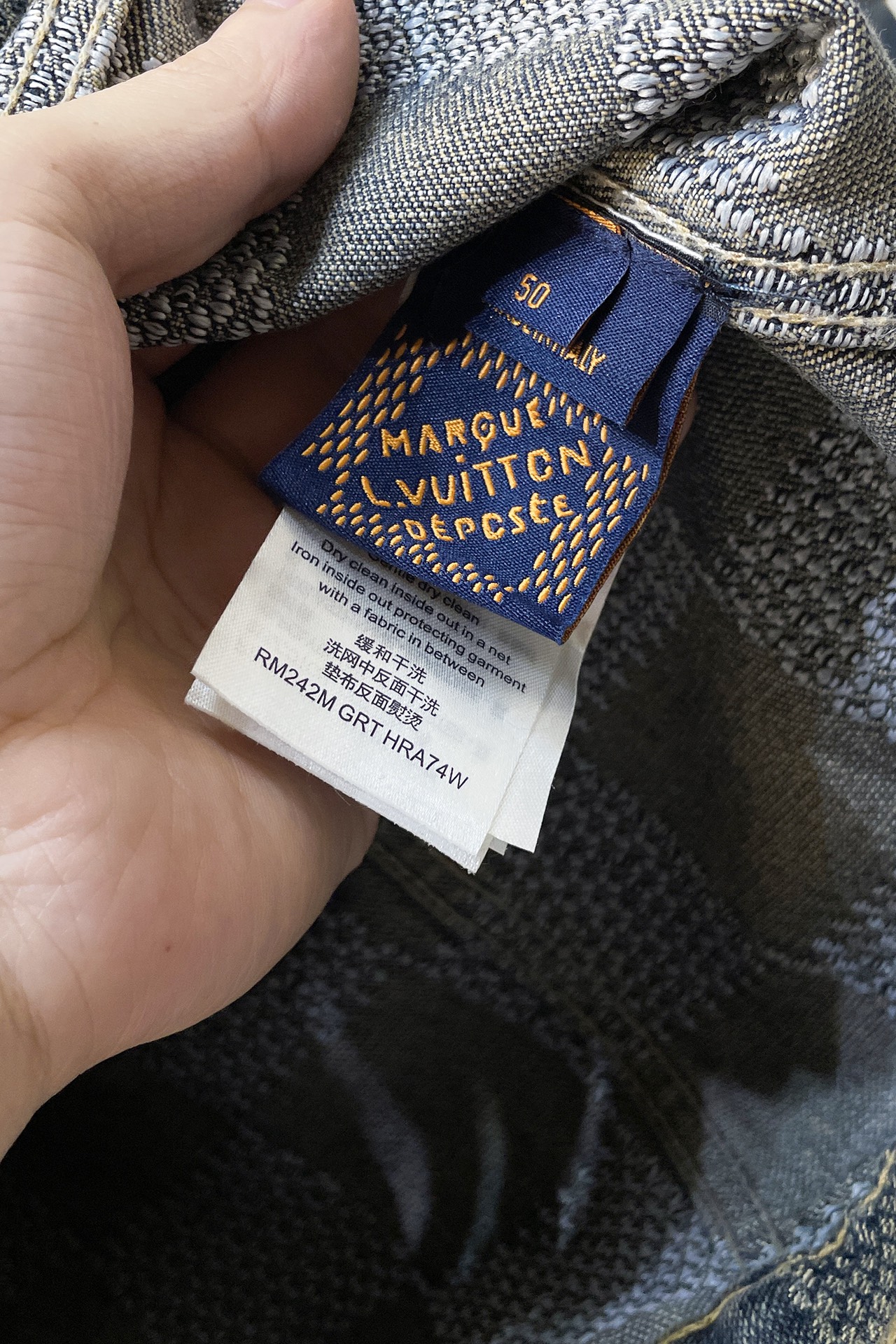 上衣 裤子 H244 LVV、25FW 棋盘格怀旧牛仔 原24,400购入，这款经典牛仔以标志性的3D Damier为特色，其纹理提花和&ldquo;Marque L.Vuitton d&eacute;pos&eacute;e&rdquo;标志融为一体。这款最新版本采用水洗牛仔面料制成，面料采用定织粗斜纹布丹宁牛仔布，定染对色靛蓝效果做3D方格提花工艺。通过色织提花工艺，在织布过程中直接织入各种花纹和图案，使得牛仔布表面呈现出更加丰富的纹理和视觉效果。面料通过砂洗工艺和特殊的染色技术，洗涤后牛仔布的自然磨损和褪色效果，呈现出做旧的效果，使其看起来更加复古和具有历史感。对花对位贴袋设计，门槛采用新款珍珠扣做开合，珍珠面刻字清晰细腻、环保电镀，真皮吊钩搭配古铜链条，全套开模定制五金配件，三标辅料配备齐全。翻领设计和系扣袖口凝聚当季丹迪风采，修身直筒版型剪裁，与同款搭配相宜，独家首发出货。 尺码：S-XL 三标齐全 可拆卖