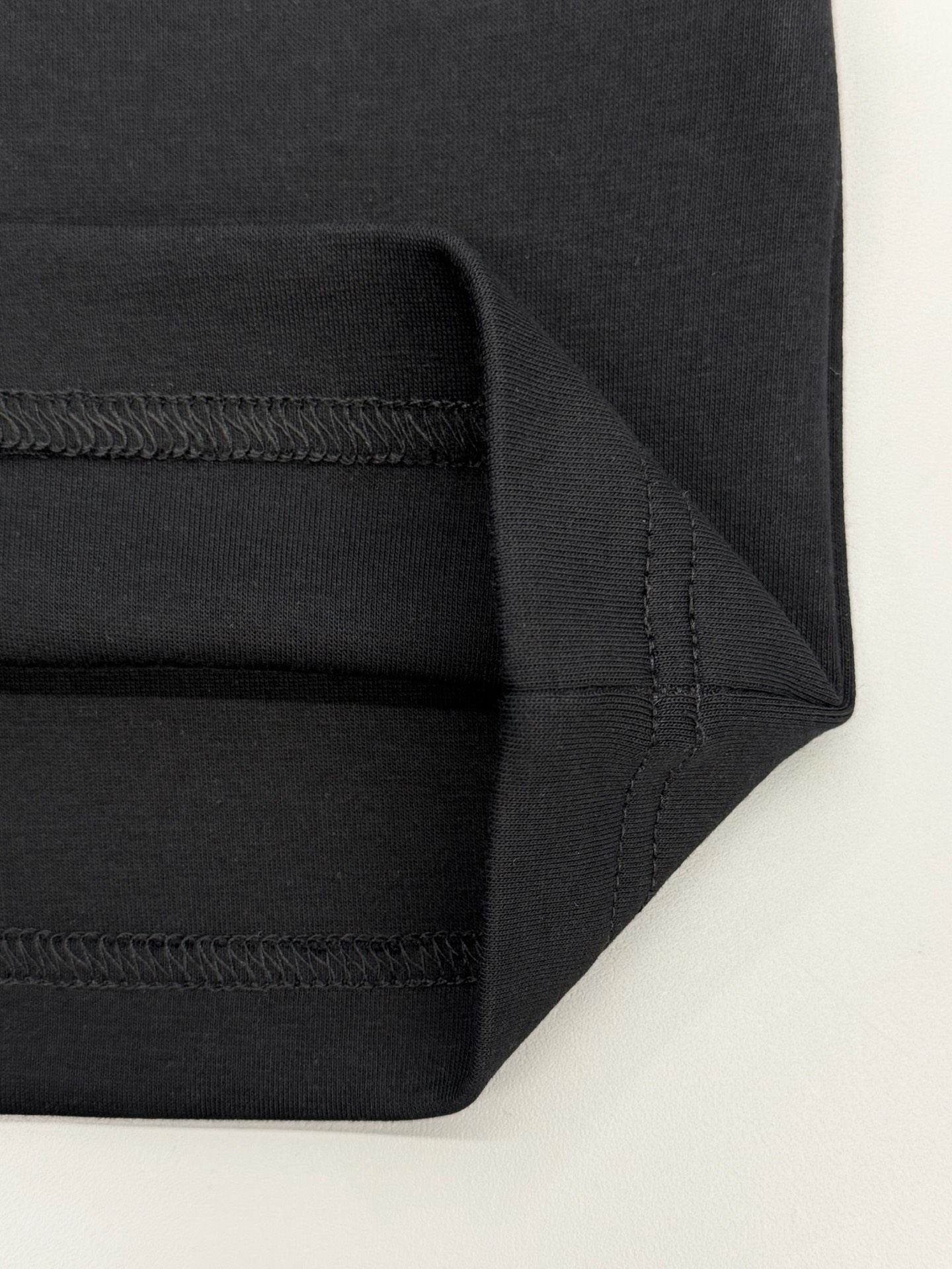 🔥🔥P95 [高版本] Louis Vuitton* 路易威登 秋冬高领打底刺绣短袖T恤 购入原版开模打造，全套定制辅料，所有细节完美还原 定织定染350珠地空气棉面料。 刺绣:胸前logo刺绣钻石绣法，衣脚logo标志刺绣字母图案平针刺绣针艺， 精细的细节处理，造就了微立体浮雕的刺绣效果。经典商标字母设计， 上身超赞.男女同款。 𝐂𝐎𝐋𝐎𝐔𝐑：白色 黑色 𝐒𝐈𝐙𝐄: S一XL