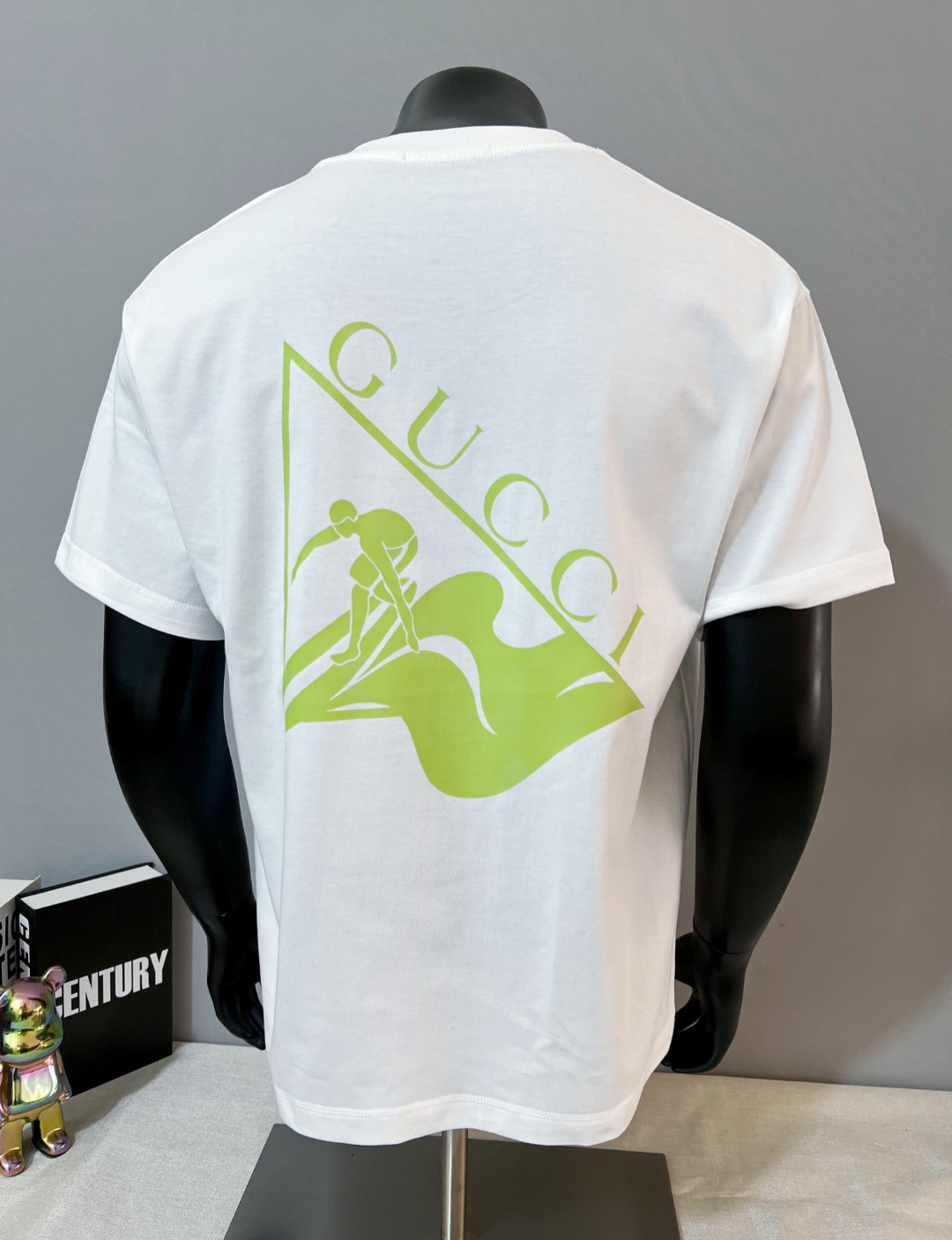 P75 Gucci古驰官网得物同步在售；2026ss logo字母印花圆领短袖T恤，严控logo标识大小，间距对色与原版一致；芥末绿logo注重调色对版；甄选240g双纱纯棉面料，柔软透气，出厂预做防缩水工艺，穿着多次清洗不易变形，高规格三针走线注重品质，领口包边坐骨；细节到位；款式百搭好看，夏季不错的选择；颜色：黑色，白色，尺码XS-L（最大可穿200斤）