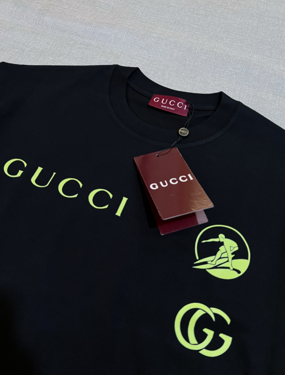 P75 Gucci古驰官网得物同步在售；2026ss logo字母印花圆领短袖T恤，严控logo标识大小，间距对色与原版一致；芥末绿logo注重调色对版；甄选240g双纱纯棉面料，柔软透气，出厂预做防缩水工艺，穿着多次清洗不易变形，高规格三针走线注重品质，领口包边坐骨；细节到位；款式百搭好看，夏季不错的选择；颜色：黑色，白色，尺码XS-L（最大可穿200斤）