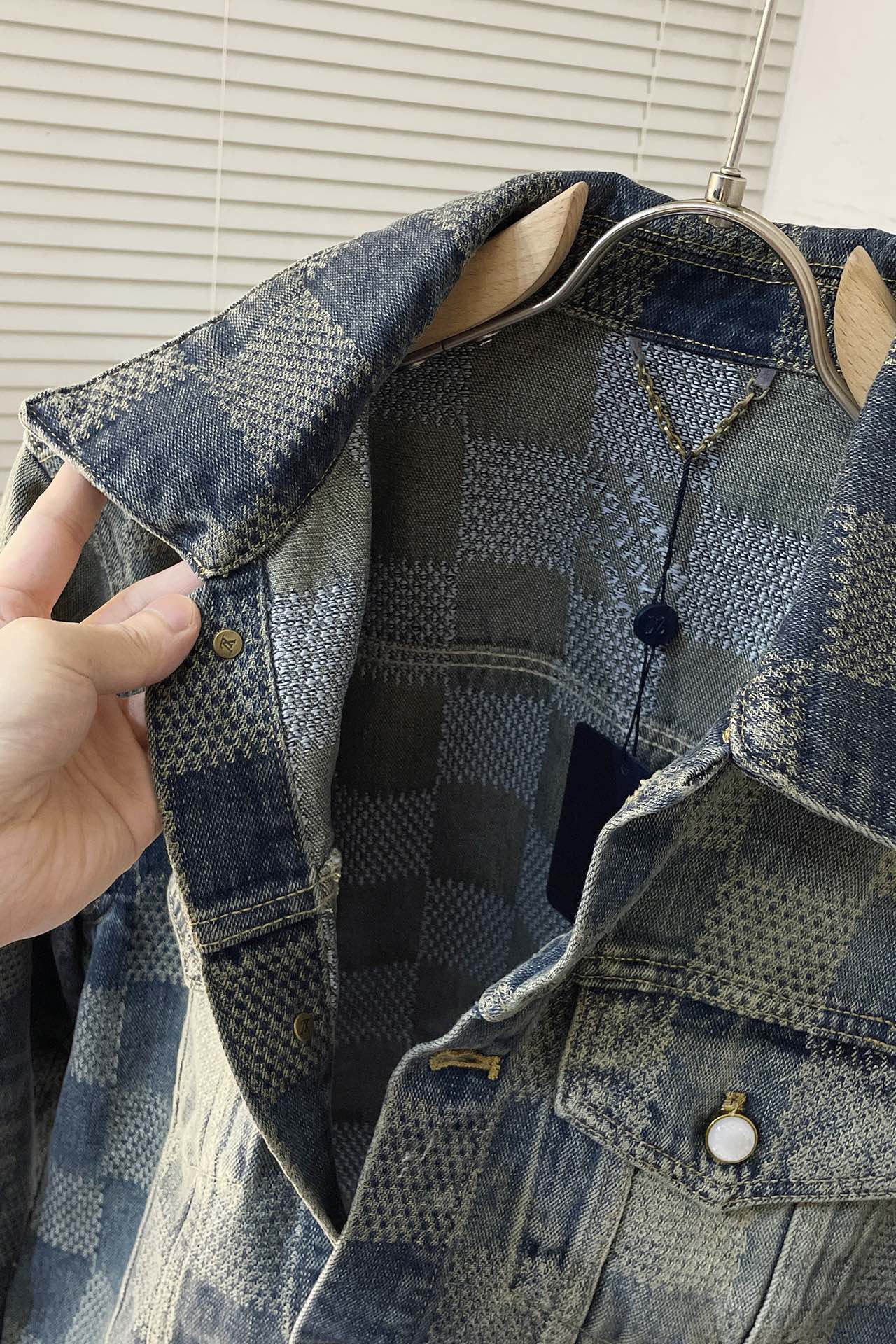 上衣 裤子 H244 LVV、25FW 棋盘格怀旧牛仔 原24,400购入，这款经典牛仔以标志性的3D Damier为特色，其纹理提花和&ldquo;Marque L.Vuitton d&eacute;pos&eacute;e&rdquo;标志融为一体。这款最新版本采用水洗牛仔面料制成，面料采用定织粗斜纹布丹宁牛仔布，定染对色靛蓝效果做3D方格提花工艺。通过色织提花工艺，在织布过程中直接织入各种花纹和图案，使得牛仔布表面呈现出更加丰富的纹理和视觉效果。面料通过砂洗工艺和特殊的染色技术，洗涤后牛仔布的自然磨损和褪色效果，呈现出做旧的效果，使其看起来更加复古和具有历史感。对花对位贴袋设计，门槛采用新款珍珠扣做开合，珍珠面刻字清晰细腻、环保电镀，真皮吊钩搭配古铜链条，全套开模定制五金配件，三标辅料配备齐全。翻领设计和系扣袖口凝聚当季丹迪风采，修身直筒版型剪裁，与同款搭配相宜，独家首发出货。 尺码：S-XL 三标齐全 可拆卖