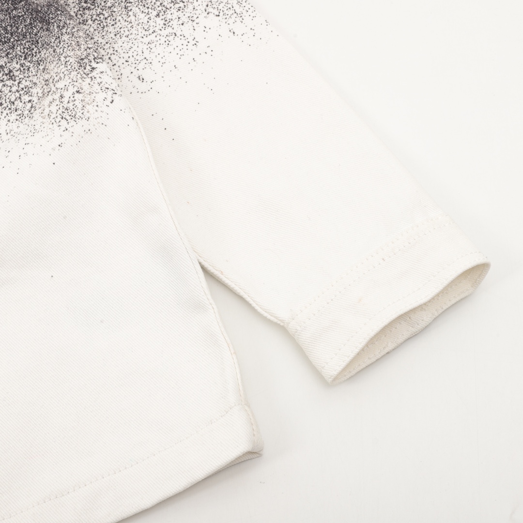 Louis Vutton路易威登 星空渲染老花牛仔衬衫夹克外套 工装衬衫采用丹宁布塑造宽松版型，再以手工喷绘为 图案渲染别致的模糊效果，宣告 2022春夏前系列的醒目格调。搭配做旧金色金属件、笔袋与品牌标志性方领。 Size：46-52