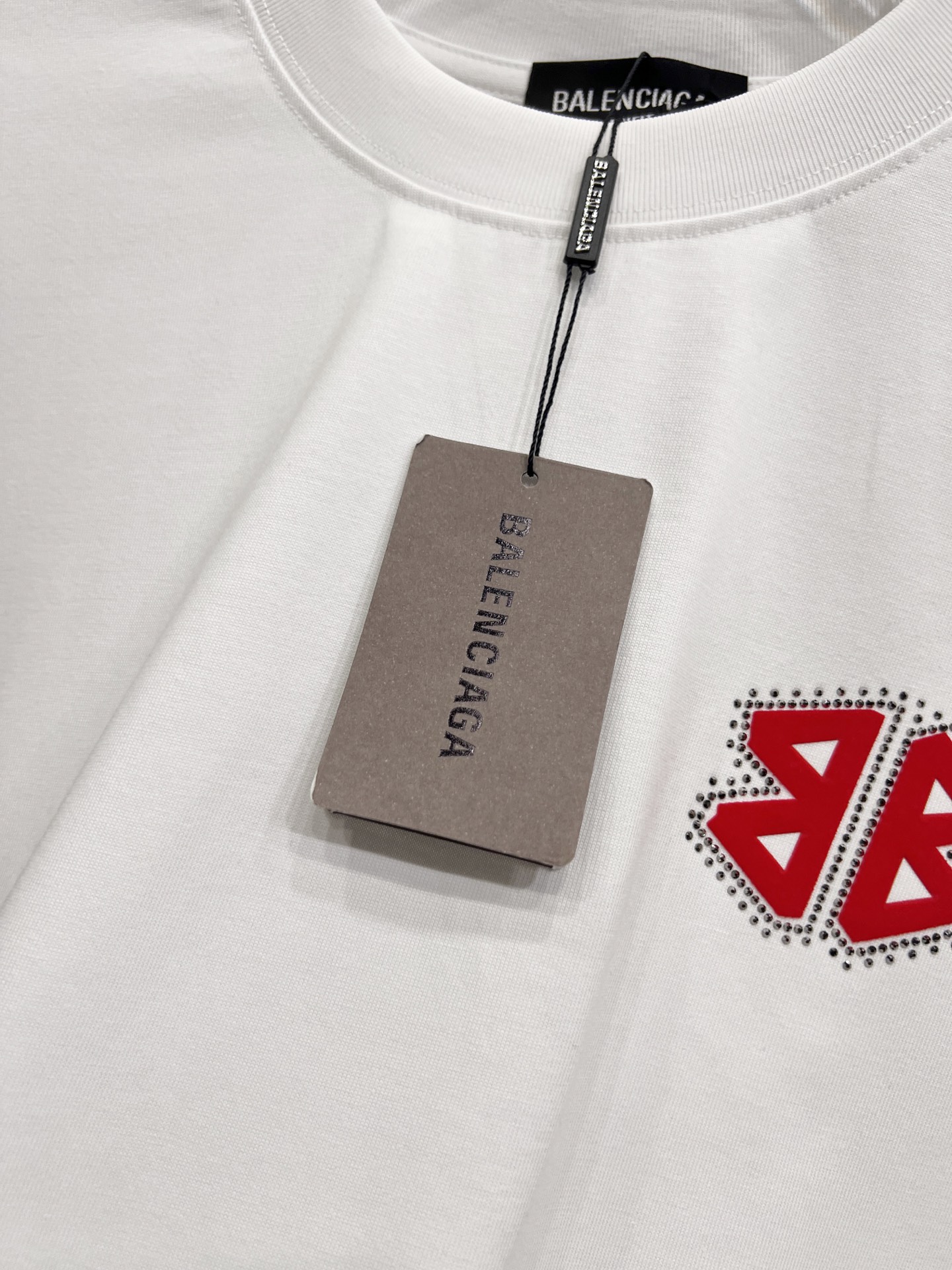 P80 BAL 巴黎世家 2025秋冬新款 短袖T恤 经典logo印花+烫钻工艺 男女同款宽松版 S M L XL XXL 五个码 颜色：黑色 白色 安哥拉红