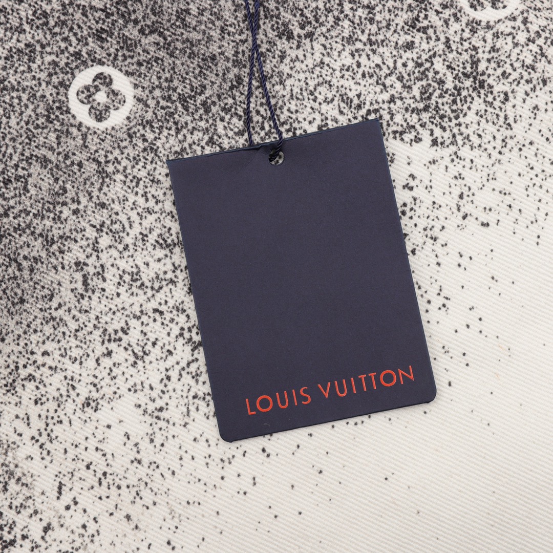 Louis Vutton路易威登 星空渲染老花牛仔衬衫夹克外套 工装衬衫采用丹宁布塑造宽松版型，再以手工喷绘为 图案渲染别致的模糊效果，宣告 2022春夏前系列的醒目格调。搭配做旧金色金属件、笔袋与品牌标志性方领。 Size：46-52
