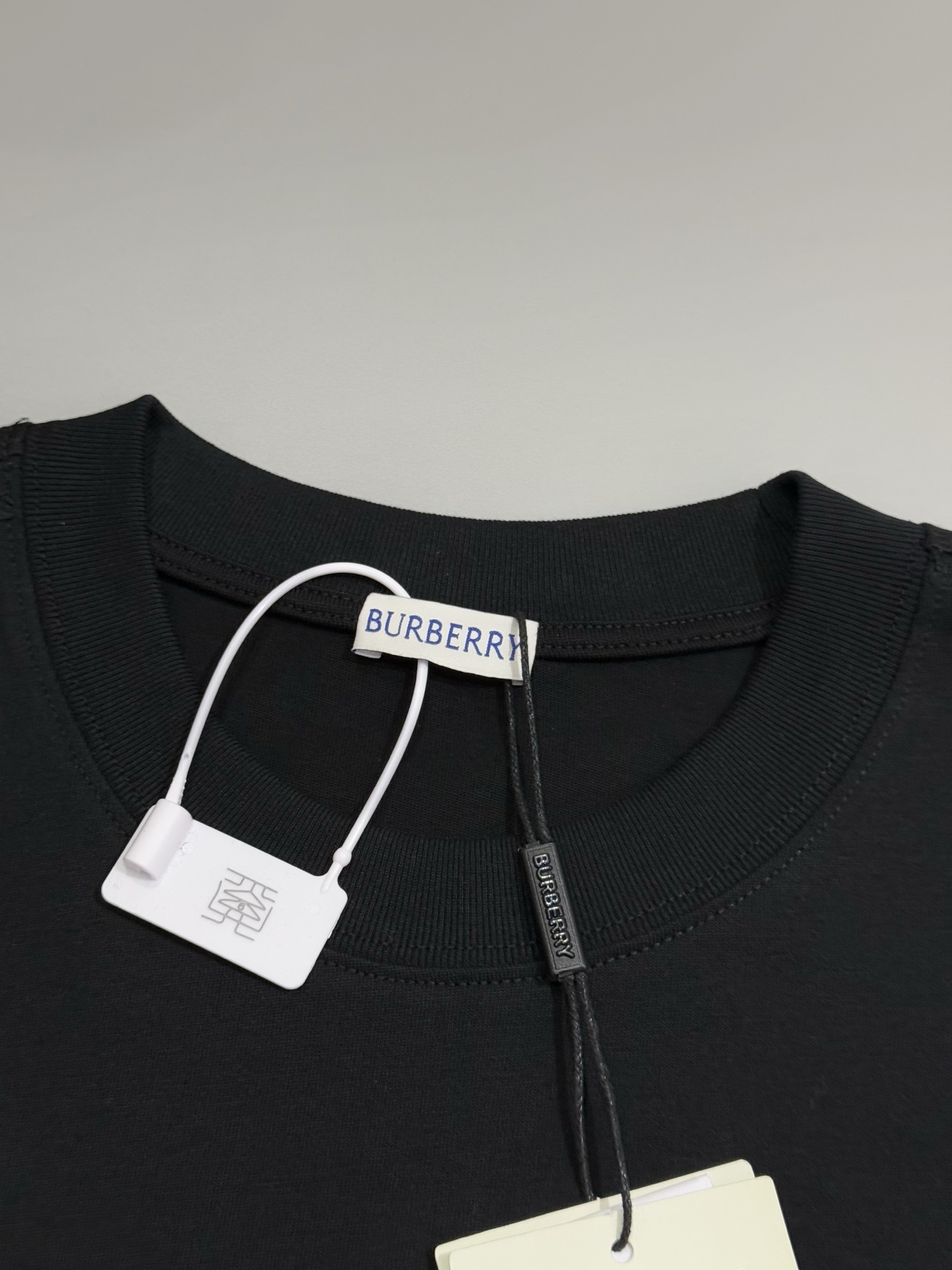🔥P80 [高版本] BURBERRY/巴宝莉 圆领短袖T恤 胸前战马十字绣绣花工艺，装饰十字绣工艺打造的品牌徽标，融入格纹马术骑士徽标设计。面料洗水32支280g纯棉精梳面料 时尚个性 百搭潮流 吊牌 领标 水洗麦 三标齐全 男女同款 颜色: 黑色.白色. 尺码：S一XL