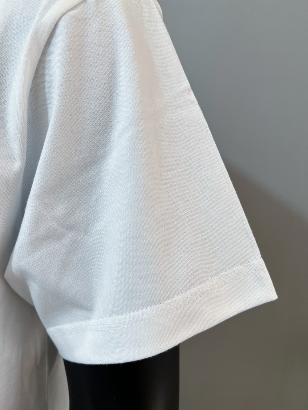 P75 Gucci古驰官网得物同步在售；2026ss logo字母印花圆领短袖T恤，严控logo标识大小，间距对色与原版一致；芥末绿logo注重调色对版；甄选240g双纱纯棉面料，柔软透气，出厂预做防缩水工艺，穿着多次清洗不易变形，高规格三针走线注重品质，领口包边坐骨；细节到位；款式百搭好看，夏季不错的选择；颜色：黑色，白色，尺码XS-L（最大可穿200斤）