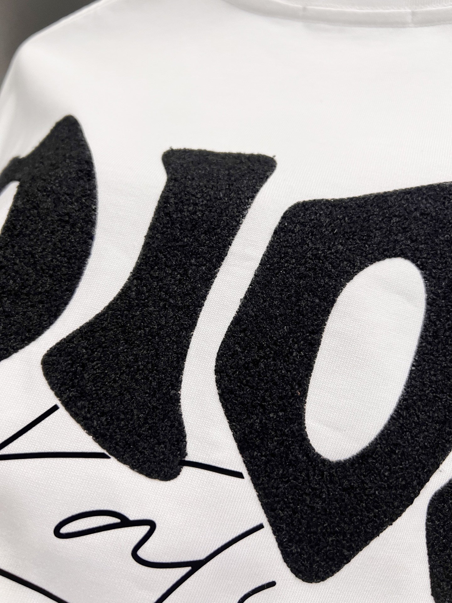 P80 Dio* 迪奥 2025秋冬新款 经典字母立体贴布工艺 简约大方 定制双纱平纹纯棉面料 短袖T恤 男女同款 尺码S M L XL XXL 五个码 黑色 白色