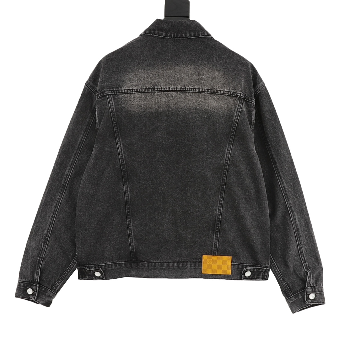 LOUISVUITTONLV刺绣口袋砂洗丹宁套装牛仔外套 原版16000购入，LV牛仔夹克采用430g重磅牛仔布料，重工炒盐洗水后版型透气舒适，洗水色泽媲美YB效果，明显刺绣工艺，logo低调奢华大方，原版开模珍珠纽扣，棋盘皮牌，口袋精致绣花，效果超好！搭配同款牛仔长裤，时尚感十足！男女同款 颜色:水洗黑 Size：46-52