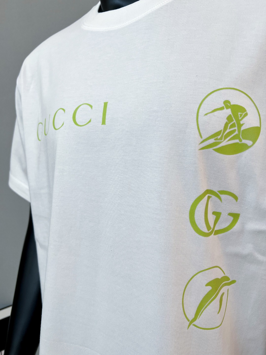 P75 Gucci古驰官网得物同步在售；2026ss logo字母印花圆领短袖T恤，严控logo标识大小，间距对色与原版一致；芥末绿logo注重调色对版；甄选240g双纱纯棉面料，柔软透气，出厂预做防缩水工艺，穿着多次清洗不易变形，高规格三针走线注重品质，领口包边坐骨；细节到位；款式百搭好看，夏季不错的选择；颜色：黑色，白色，尺码XS-L（最大可穿200斤）