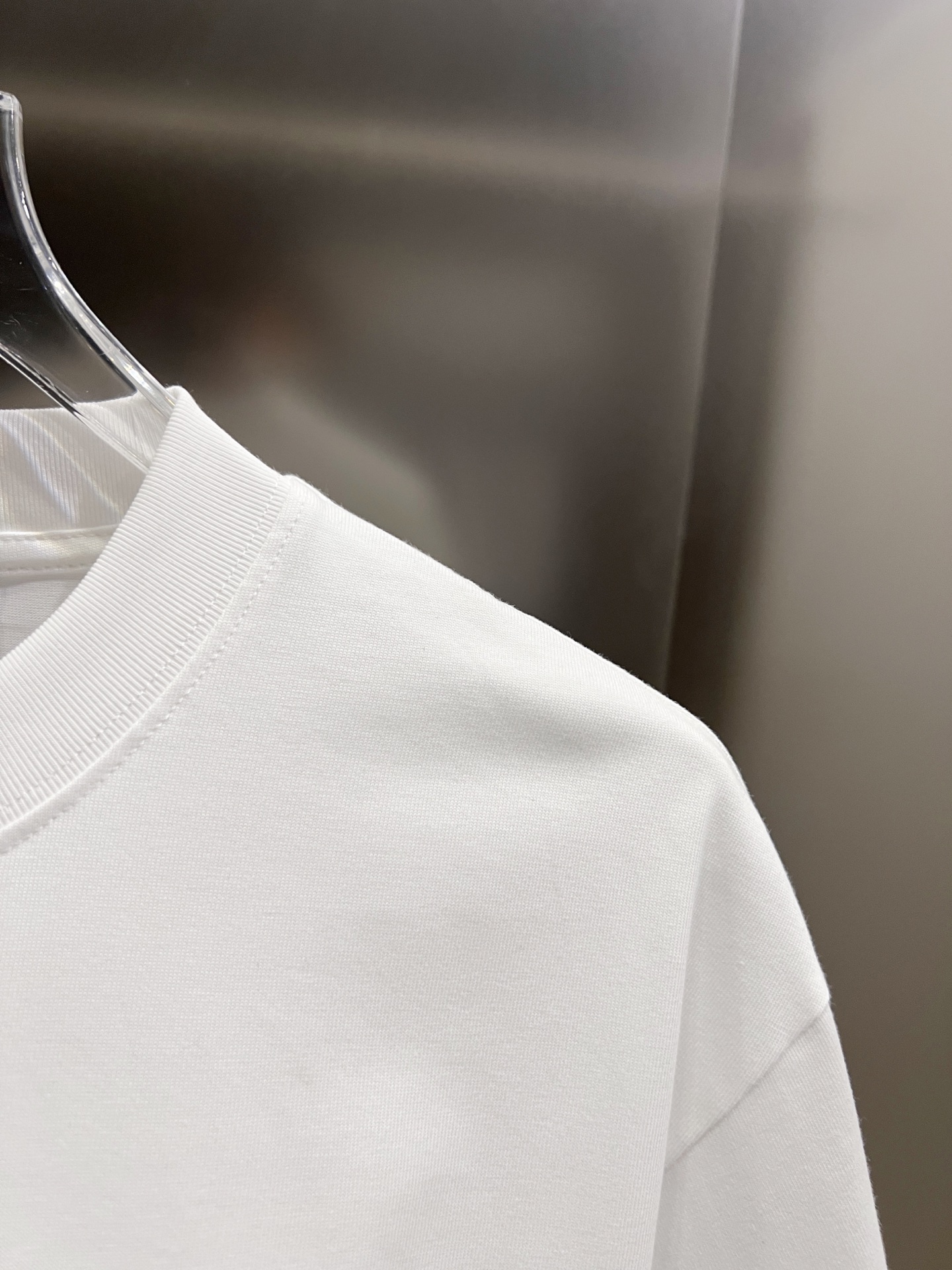 P80 普拉*达 prad* 2025秋冬新款 短袖T恤 个性经典立体字母亮面印花工艺 高端版本！专柜定制面料 透气舒适度高，男女同款宽松版 S M L XL XXL 五个码 黑色 白色