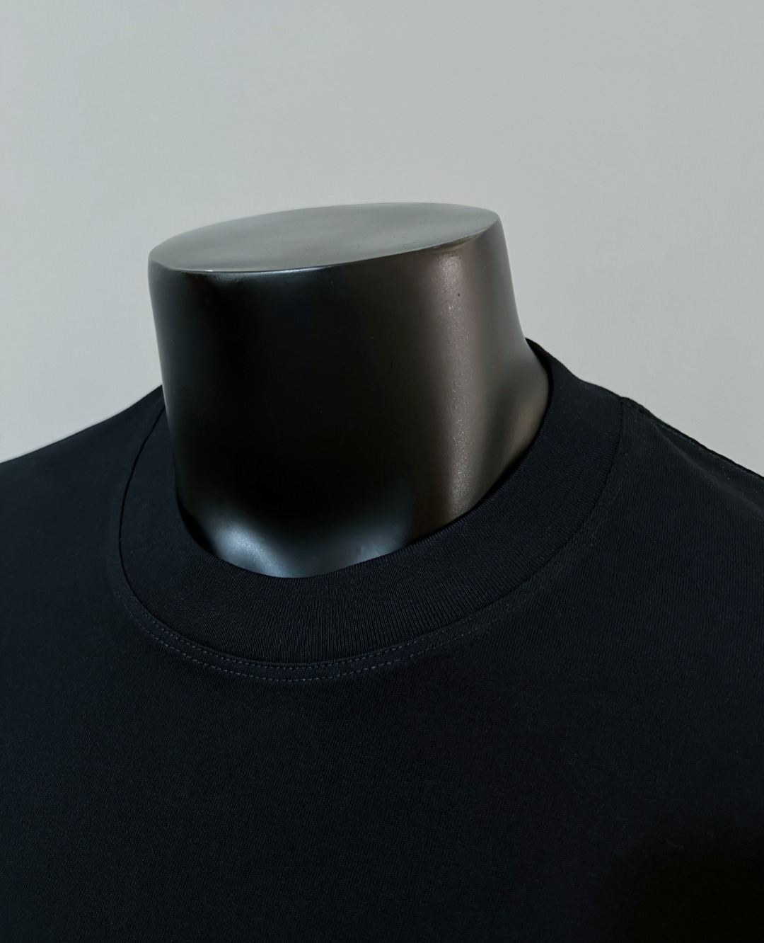 P75 Gucci古驰官网得物同步在售；2026ss logo字母印花圆领短袖T恤，严控logo标识大小，间距对色与原版一致；芥末绿logo注重调色对版；甄选240g双纱纯棉面料，柔软透气，出厂预做防缩水工艺，穿着多次清洗不易变形，高规格三针走线注重品质，领口包边坐骨；细节到位；款式百搭好看，夏季不错的选择；颜色：黑色，白色，尺码XS-L（最大可穿200斤）