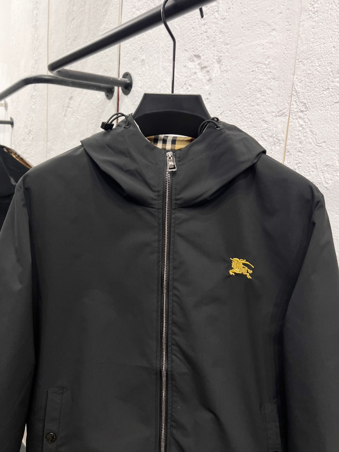 P240 巴宝利 官网同款，三标齐全，提前发售！25ss秋冬新款男士夹克外套， [强] 原单三标齐全高端版本！专柜定制面料 透气舒适度高，细节无可挑剔，品牌元素设计理念，体现高品质。手感细腻柔软！呈现休闲裁剪，上身版型超赞！男女同款 黑白两色 码数：M～3XL