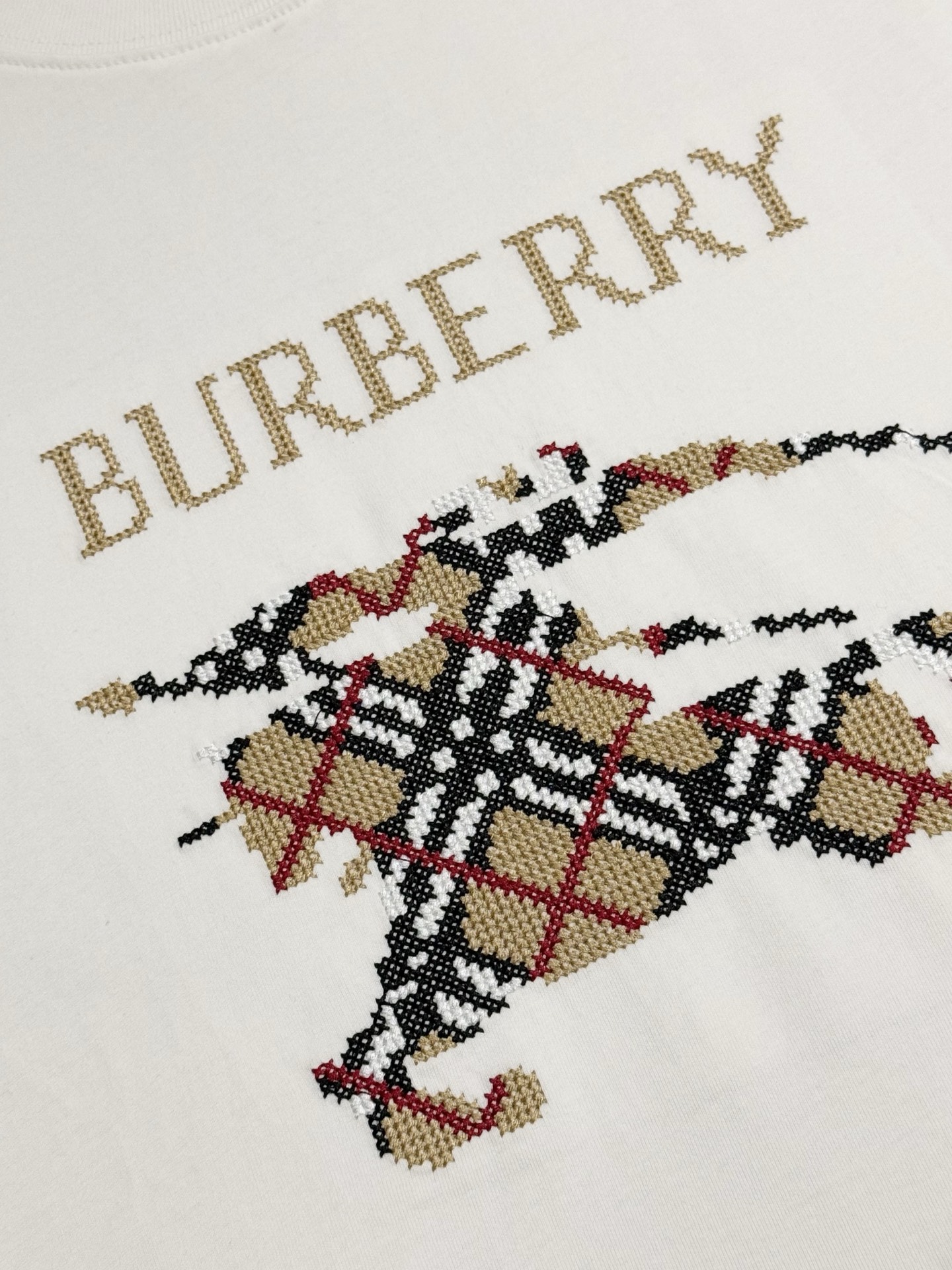 🔥🔥P80 [高版本] BURBERRY/巴宝莉 圆领短袖T恤 胸前战马十字绣绣花工艺，装饰十字绣工艺打造的品牌徽标，融入格纹马术骑士徽标设计。面料洗水32支280g纯棉精梳面料 时尚个性 百搭潮流 吊牌 领标 水洗麦 三标齐全 男女同款 颜色: 黑色.白色. 尺码：S一XL