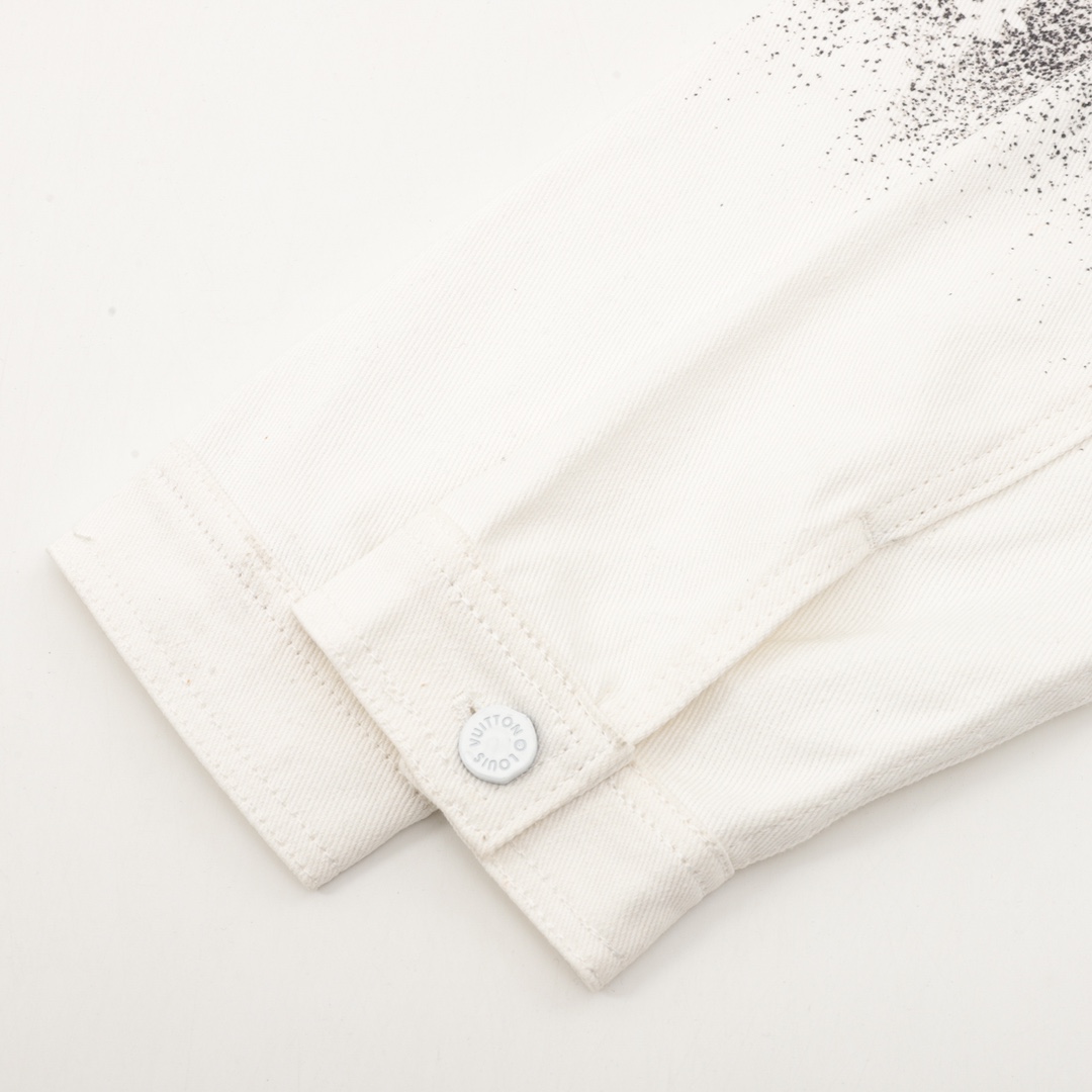 Louis Vutton路易威登 星空渲染老花牛仔衬衫夹克外套 工装衬衫采用丹宁布塑造宽松版型，再以手工喷绘为 图案渲染别致的模糊效果，宣告 2022春夏前系列的醒目格调。搭配做旧金色金属件、笔袋与品牌标志性方领。 Size：46-52