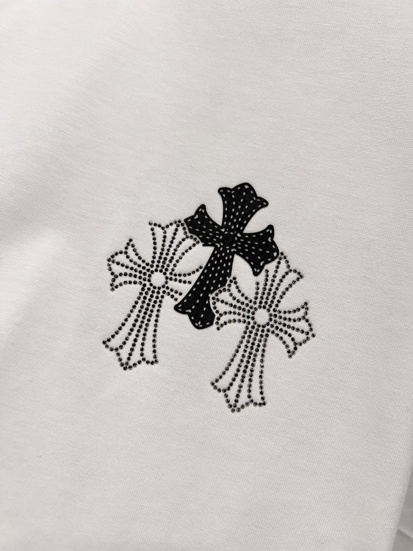 P80 CH克罗 2025秋冬新款 短袖T恤 十字架发泡工艺+中东澳钻设计工艺 实物很棒🔥男女同款宽松版 尺码S M L XL XXL 五个码 黑色 白色