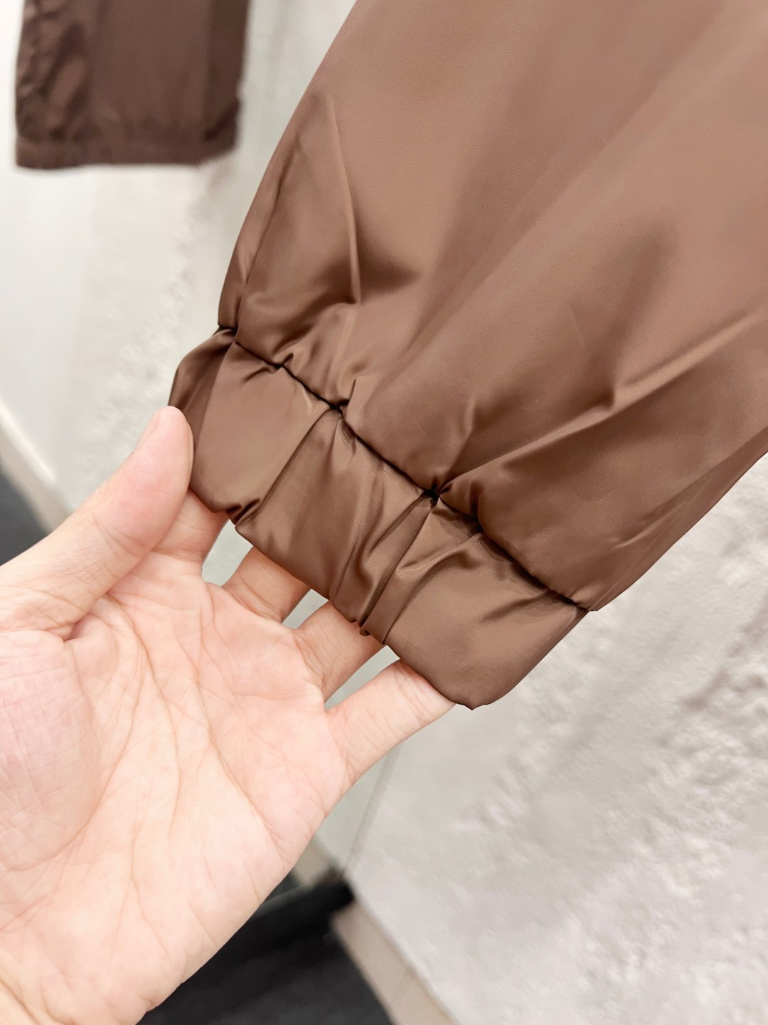 P240 巴宝利 官网同款，三标齐全，提前发售！25ss秋冬新款男士夹克外套， [强] 原单三标齐全高端版本！专柜定制面料 透气舒适度高，细节无可挑剔，品牌元素设计理念，体现高品质。手感细腻柔软！呈现休闲裁剪，上身版型超赞！男女同款 黑白两色 码数：M～3XL