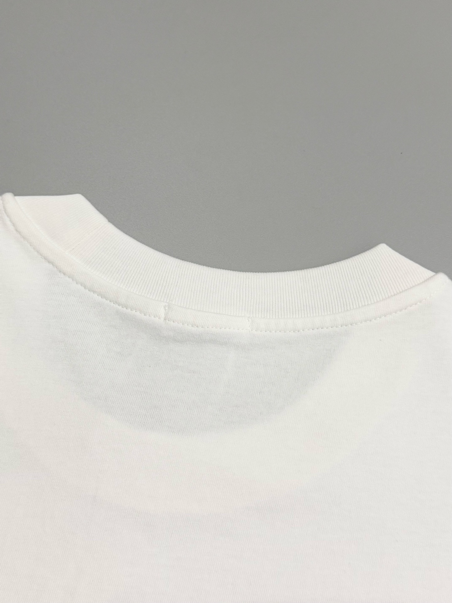 🔥🔥P80 [高版本] BURBERRY/巴宝莉 圆领短袖T恤 胸前战马十字绣绣花工艺，装饰十字绣工艺打造的品牌徽标，融入格纹马术骑士徽标设计。面料洗水32支280g纯棉精梳面料 时尚个性 百搭潮流 吊牌 领标 水洗麦 三标齐全 男女同款 颜色: 黑色.白色. 尺码：S一XL