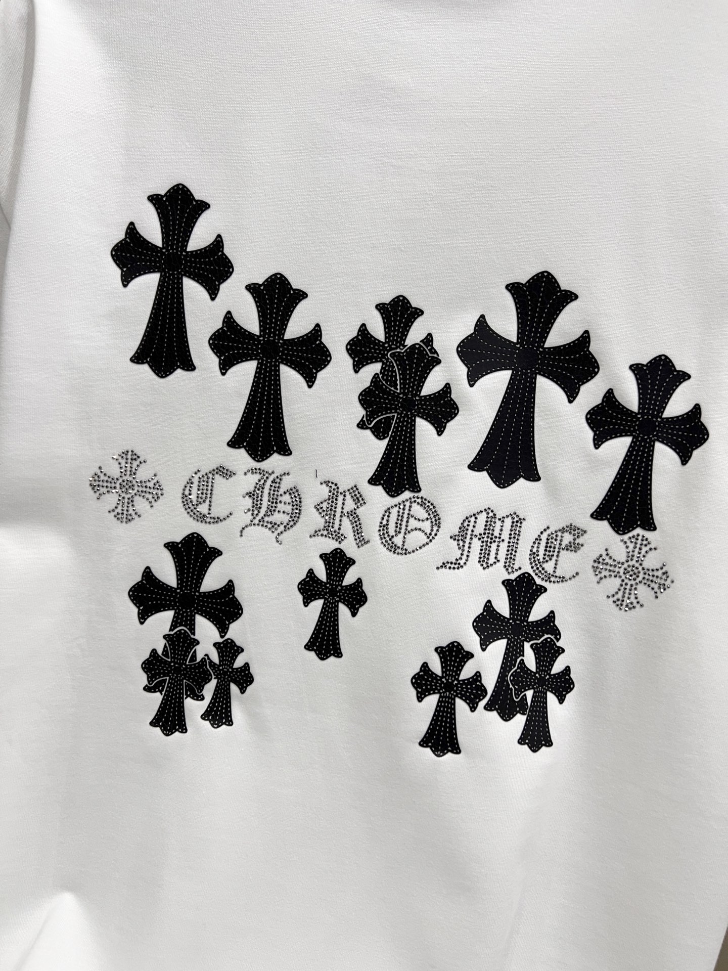 P80 CH克罗 2025秋冬新款 短袖T恤 十字架发泡工艺+中东澳钻设计工艺 实物很棒🔥男女同款宽松版 尺码S M L XL XXL 五个码 黑色 白色