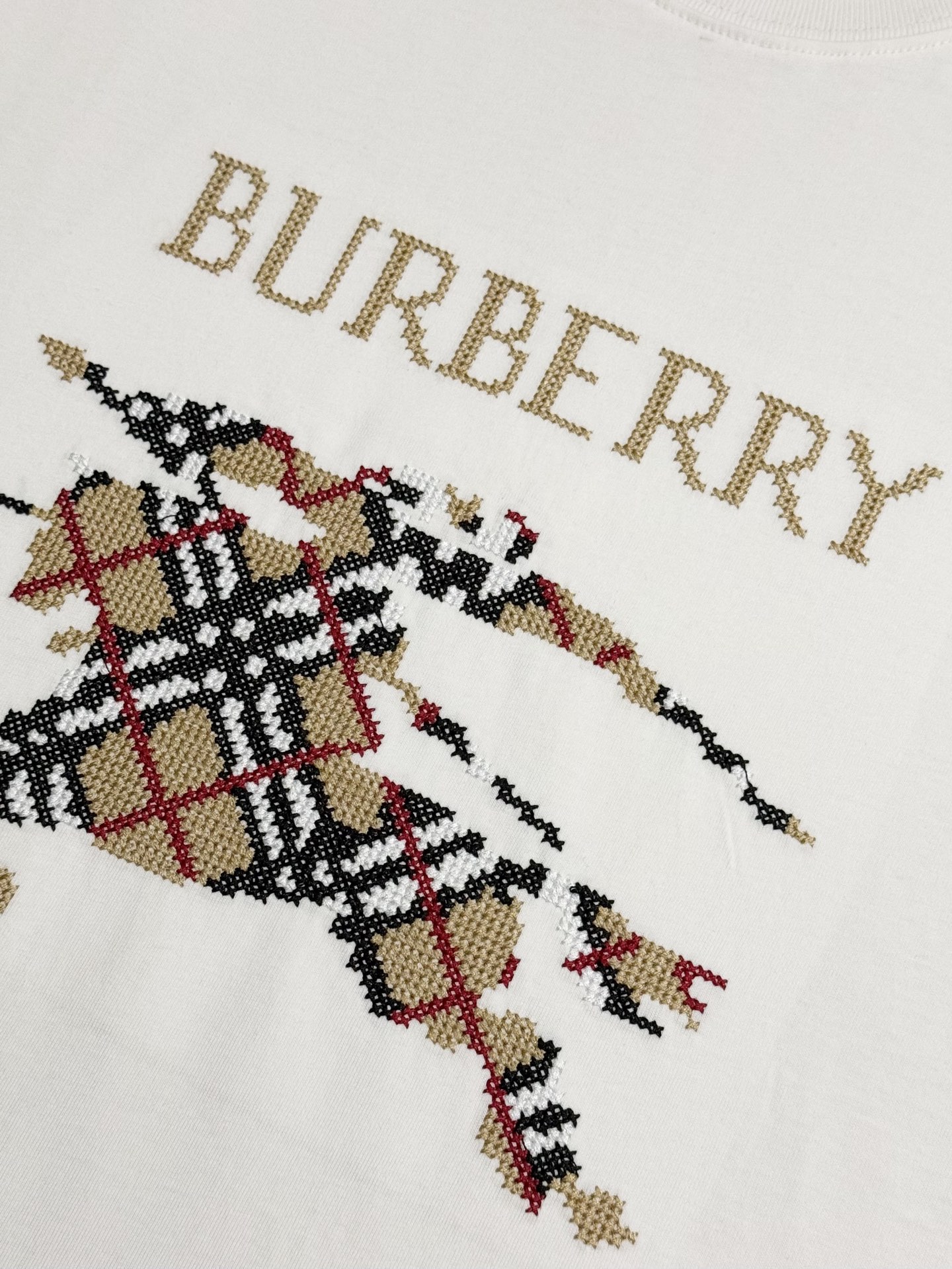 🔥🔥P80 [高版本] BURBERRY/巴宝莉 圆领短袖T恤 胸前战马十字绣绣花工艺，装饰十字绣工艺打造的品牌徽标，融入格纹马术骑士徽标设计。面料洗水32支280g纯棉精梳面料 时尚个性 百搭潮流 吊牌 领标 水洗麦 三标齐全 男女同款 颜色: 黑色.白色. 尺码：S一XL