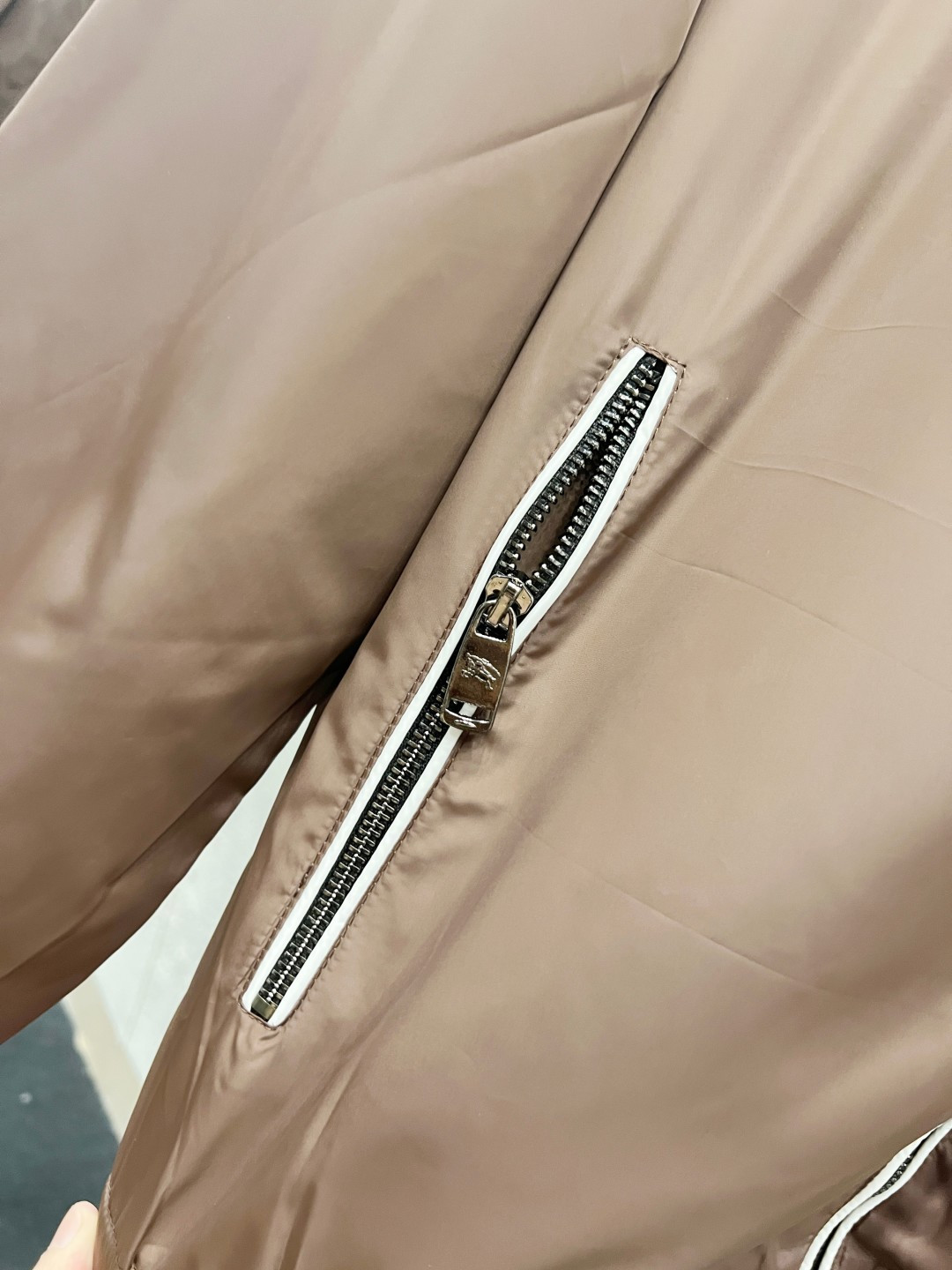 P240 巴宝利 官网同款，三标齐全，提前发售！25ss秋冬新款男士夹克外套， [强] 原单三标齐全高端版本！专柜定制面料 透气舒适度高，细节无可挑剔，品牌元素设计理念，体现高品质。手感细腻柔软！呈现休闲裁剪，上身版型超赞！男女同款 黑白两色 码数：M～3XL