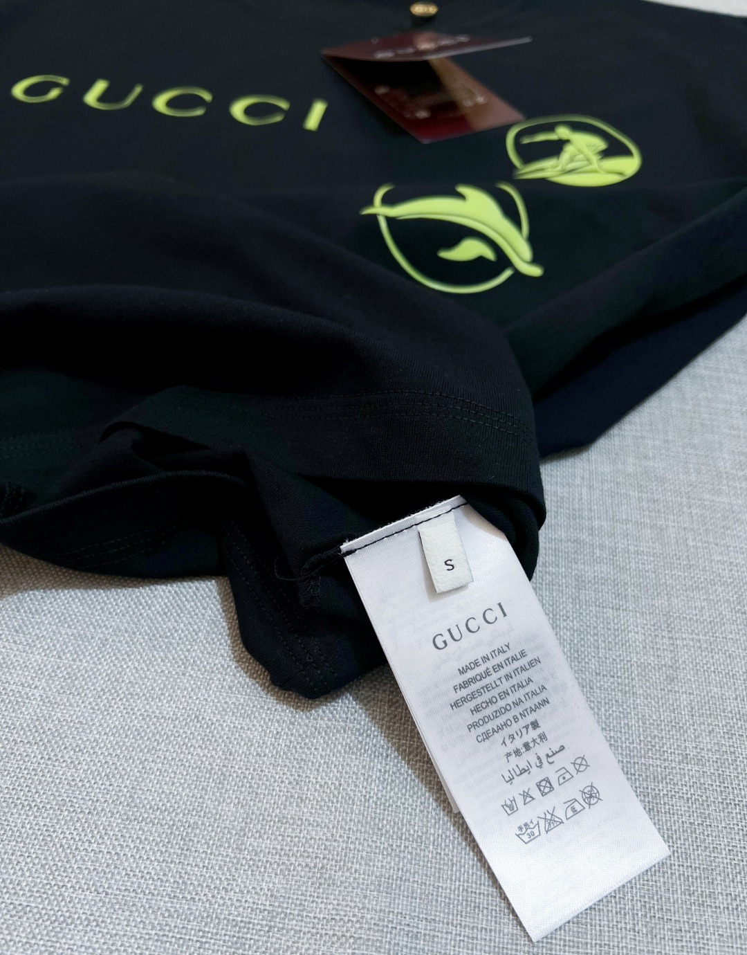 P75 Gucci古驰官网得物同步在售；2026ss logo字母印花圆领短袖T恤，严控logo标识大小，间距对色与原版一致；芥末绿logo注重调色对版；甄选240g双纱纯棉面料，柔软透气，出厂预做防缩水工艺，穿着多次清洗不易变形，高规格三针走线注重品质，领口包边坐骨；细节到位；款式百搭好看，夏季不错的选择；颜色：黑色，白色，尺码XS-L（最大可穿200斤）