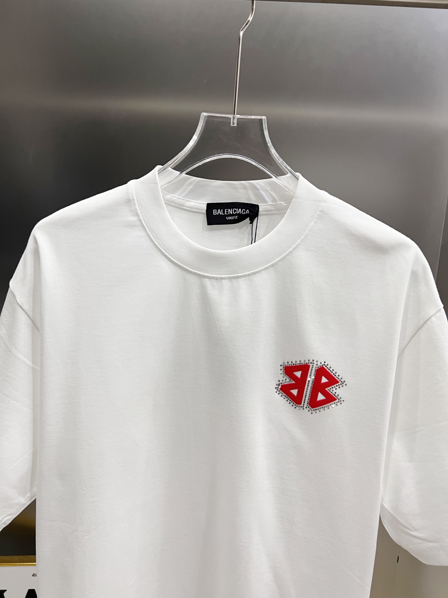 P80 BAL 巴黎世家 2025秋冬新款 短袖T恤 经典logo印花+烫钻工艺 男女同款宽松版 S M L XL XXL 五个码 颜色：黑色 白色 安哥拉红