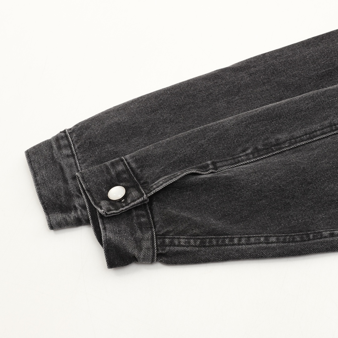 LOUISVUITTONLV刺绣口袋砂洗丹宁套装牛仔外套 原版16000购入，LV牛仔夹克采用430g重磅牛仔布料，重工炒盐洗水后版型透气舒适，洗水色泽媲美YB效果，明显刺绣工艺，logo低调奢华大方，原版开模珍珠纽扣，棋盘皮牌，口袋精致绣花，效果超好！搭配同款牛仔长裤，时尚感十足！男女同款 颜色:水洗黑 Size：46-52