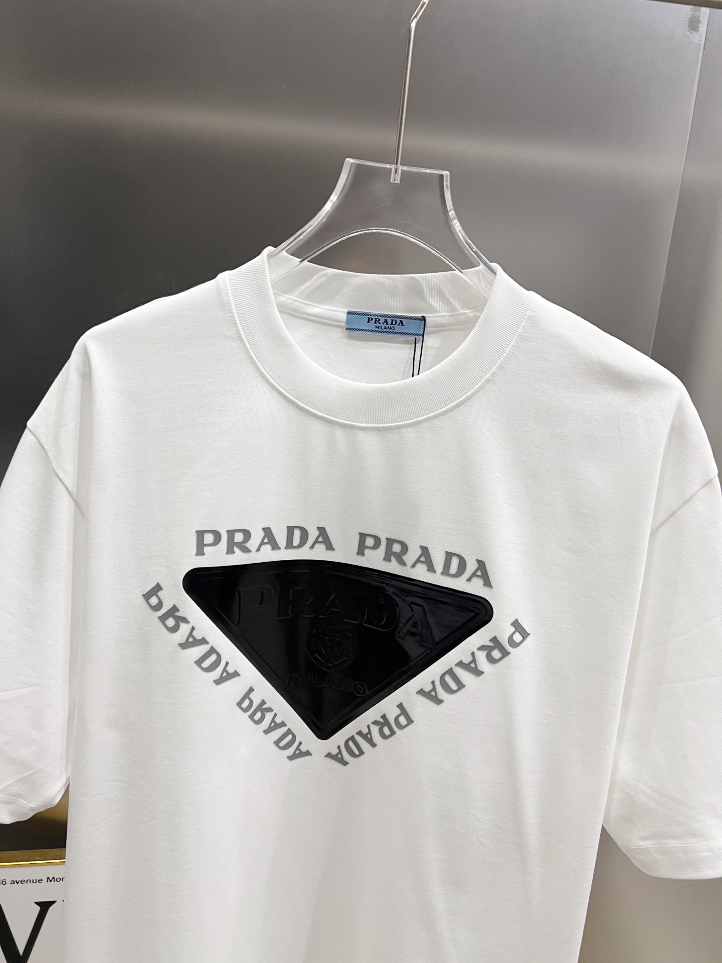P80 普拉*达 prad* 2025秋冬新款 短袖T恤 个性经典立体字母亮面印花工艺 高端版本！专柜定制面料 透气舒适度高，男女同款宽松版 S M L XL XXL 五个码 黑色 白色