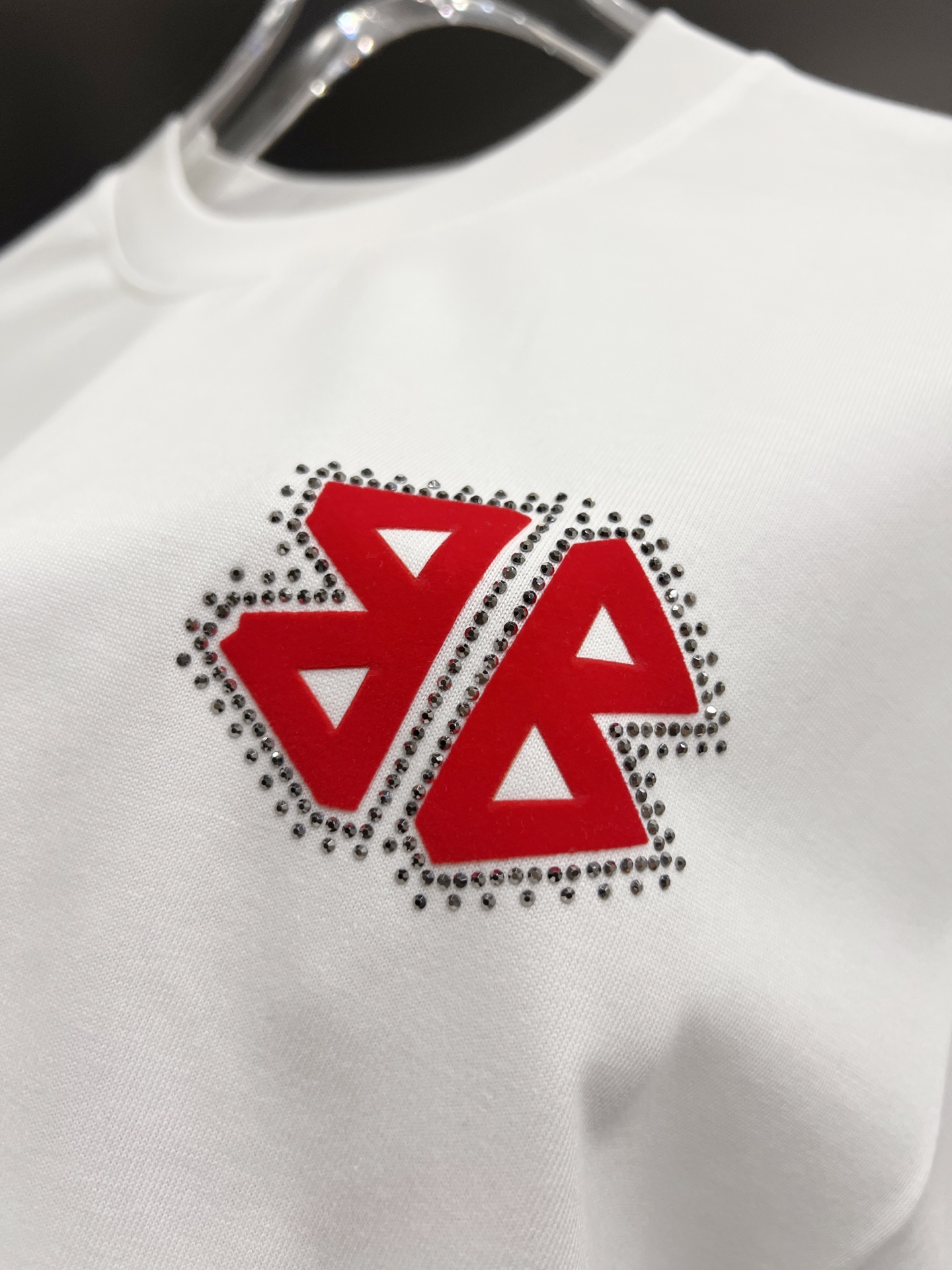 P80 BAL 巴黎世家 2025秋冬新款 短袖T恤 经典logo印花+烫钻工艺 男女同款宽松版 S M L XL XXL 五个码 颜色：黑色 白色 安哥拉红