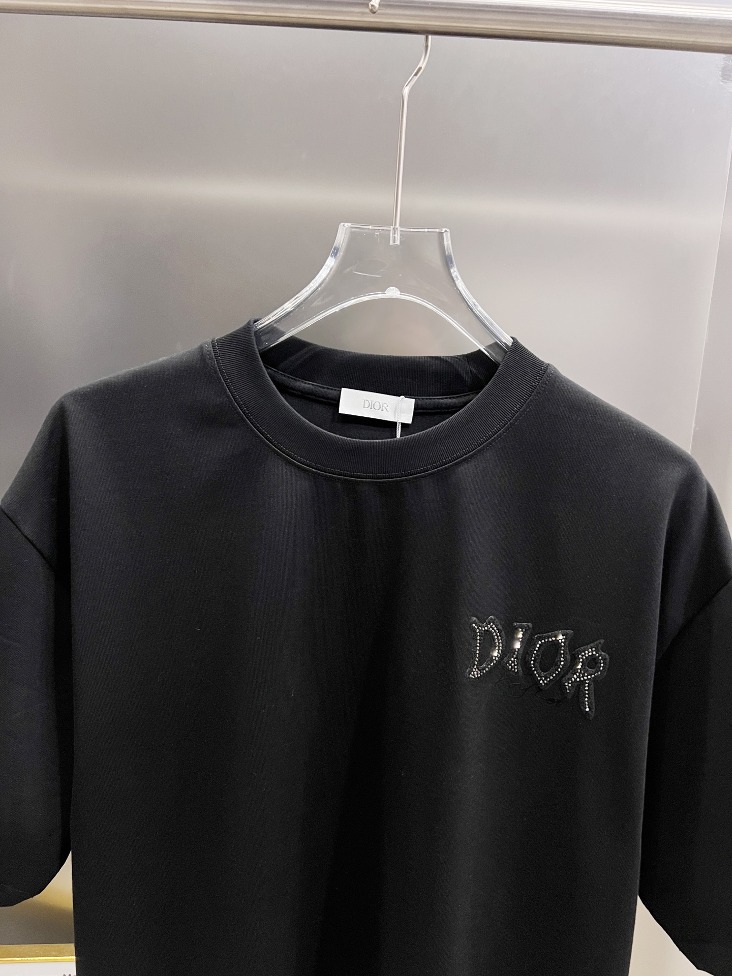 P80 Dio* 迪奥 2025秋冬新款 经典字母立体贴布工艺 简约大方 定制双纱平纹纯棉面料 短袖T恤 男女同款 尺码S M L XL XXL 五个码 黑色 白色