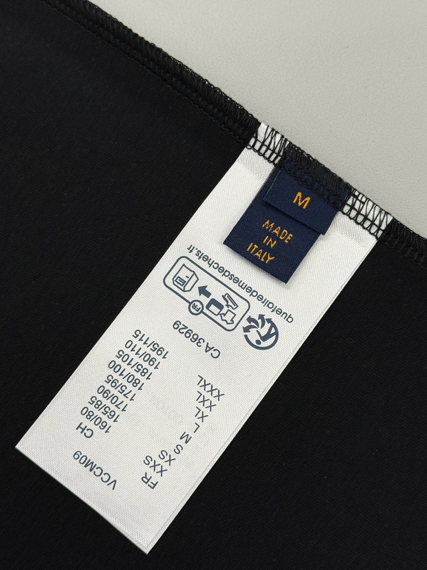 🔥🔥P95 [高版本] Louis Vuitton* 路易威登 秋冬高领打底刺绣短袖T恤 购入原版开模打造，全套定制辅料，所有细节完美还原 定织定染350珠地空气棉面料。 刺绣:胸前logo刺绣钻石绣法，衣脚logo标志刺绣字母图案平针刺绣针艺， 精细的细节处理，造就了微立体浮雕的刺绣效果。经典商标字母设计， 上身超赞.男女同款。 𝐂𝐎𝐋𝐎𝐔𝐑：白色 黑色 𝐒𝐈𝐙𝐄: S一XL