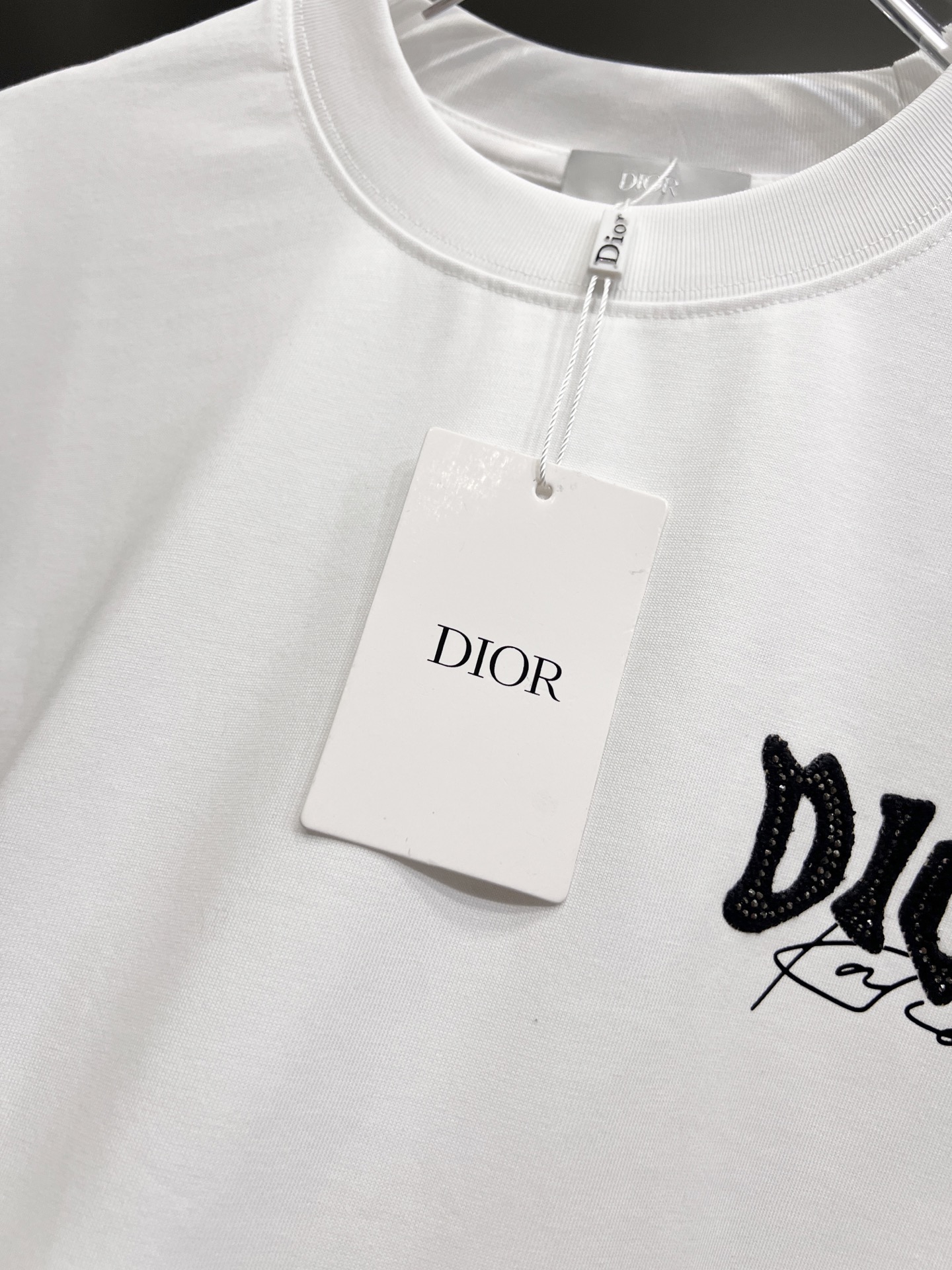 P80 Dio* 迪奥 2025秋冬新款 经典字母立体贴布工艺 简约大方 定制双纱平纹纯棉面料 短袖T恤 男女同款 尺码S M L XL XXL 五个码 黑色 白色
