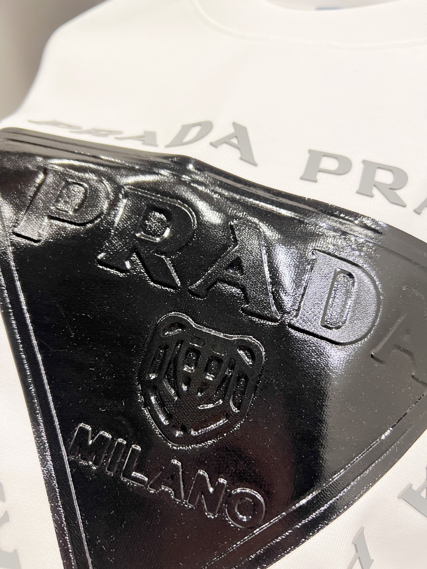 P80 普拉*达 prad* 2025秋冬新款 短袖T恤 个性经典立体字母亮面印花工艺 高端版本！专柜定制面料 透气舒适度高，男女同款宽松版 S M L XL XXL 五个码 黑色 白色