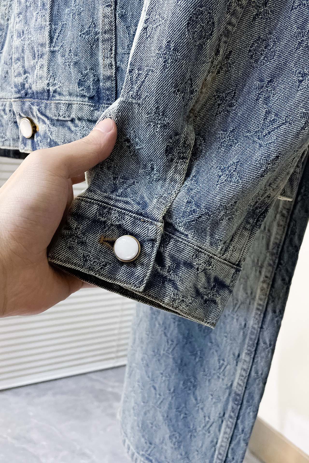 上衣 裤子 I768 LV🔥驴牌 24ss新款时装秀的牛仔闪烁迷人，令日间造型更见出众。 采用牛仔布缝制，满印Monogram提花图案， 这款可配搭同系列，缔造夺目出众的造型。 男女同款 码数：S- XL 三标齐全 可拆卖